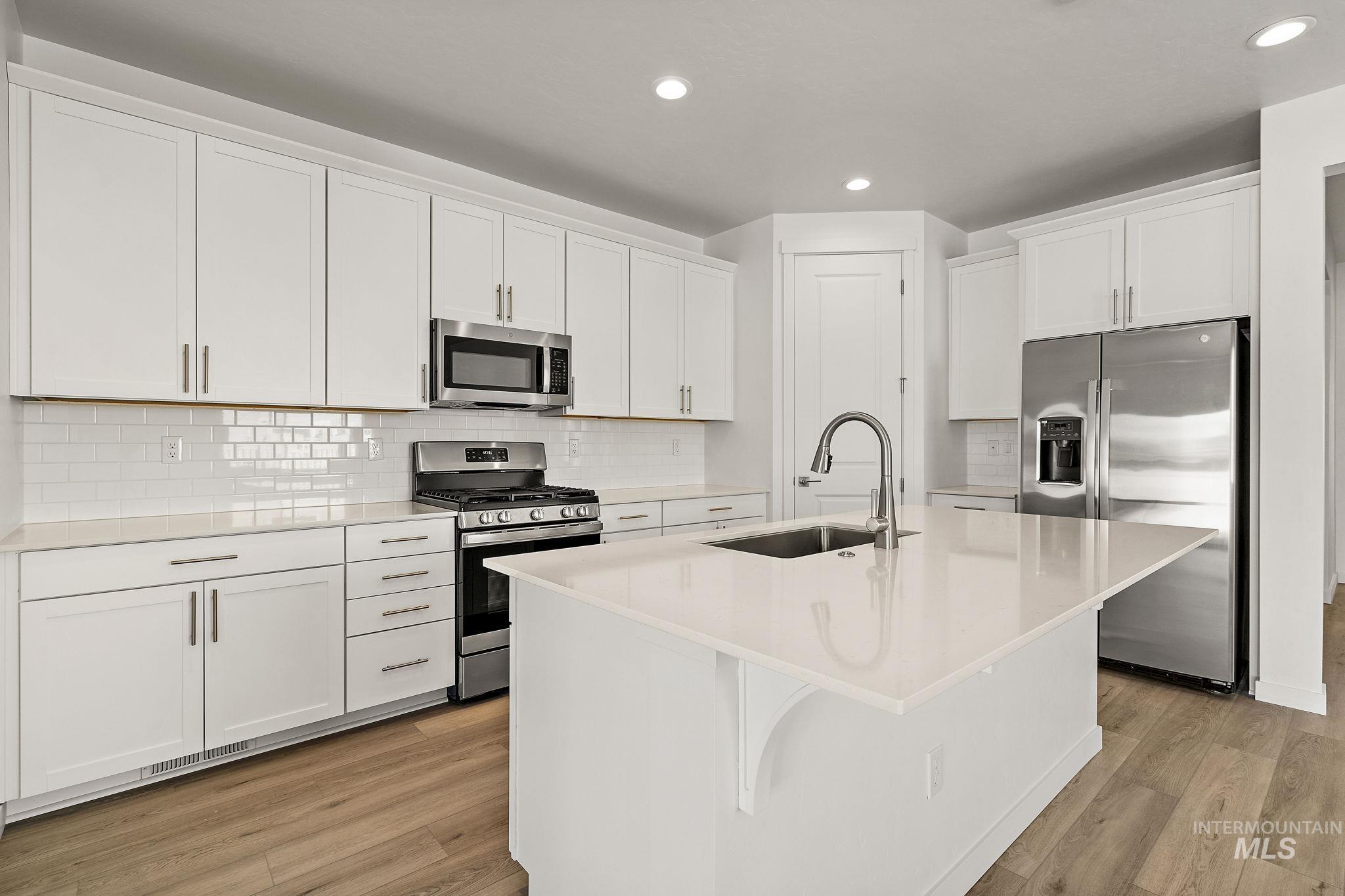 147 N Roscoe Ave. Property Photo 9
