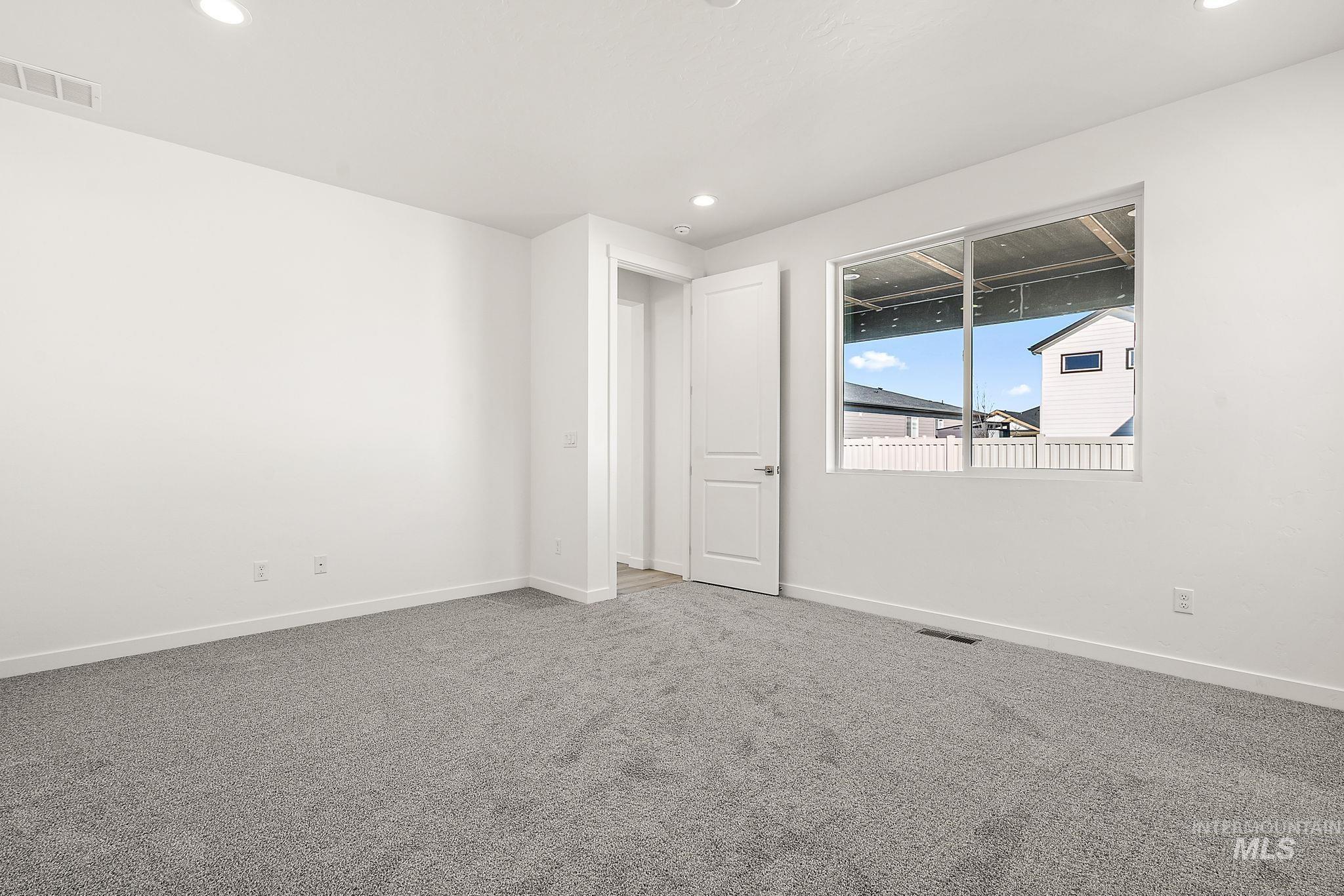 147 N Roscoe Ave. Property Photo 18