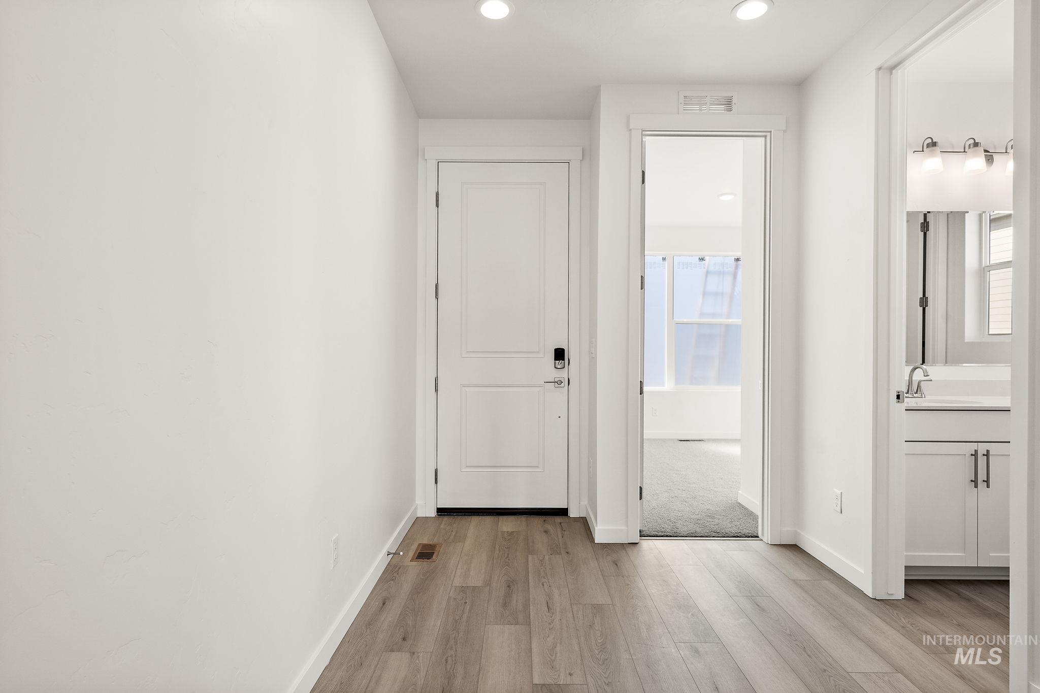 147 N Roscoe Ave. Property Photo 23