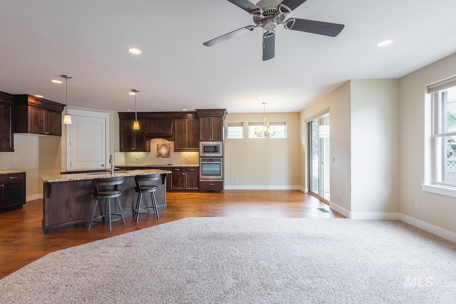 427 Briar Hill St Property Photo 8