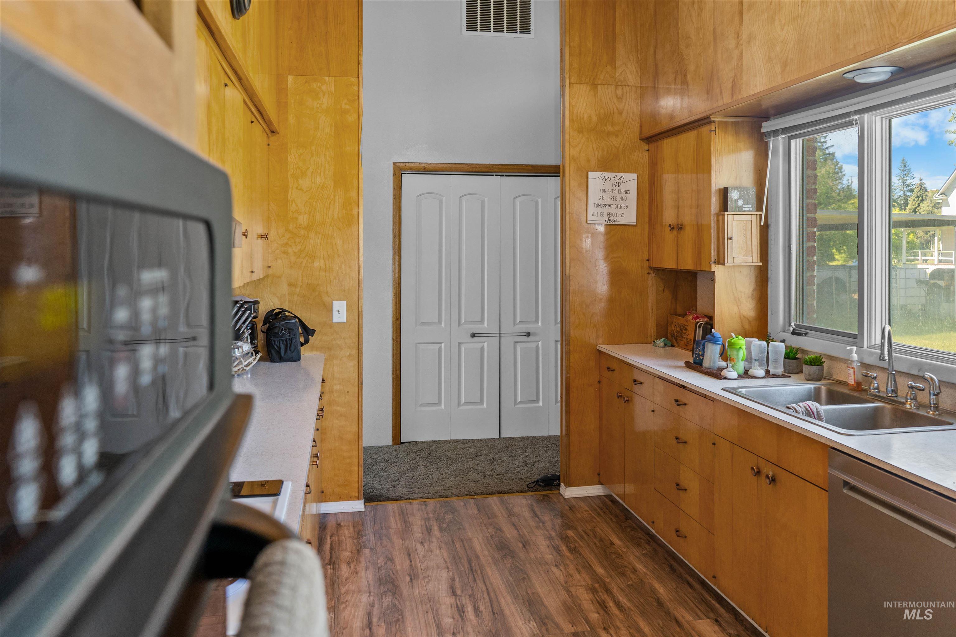 305 Walnut Street Property Photo 8
