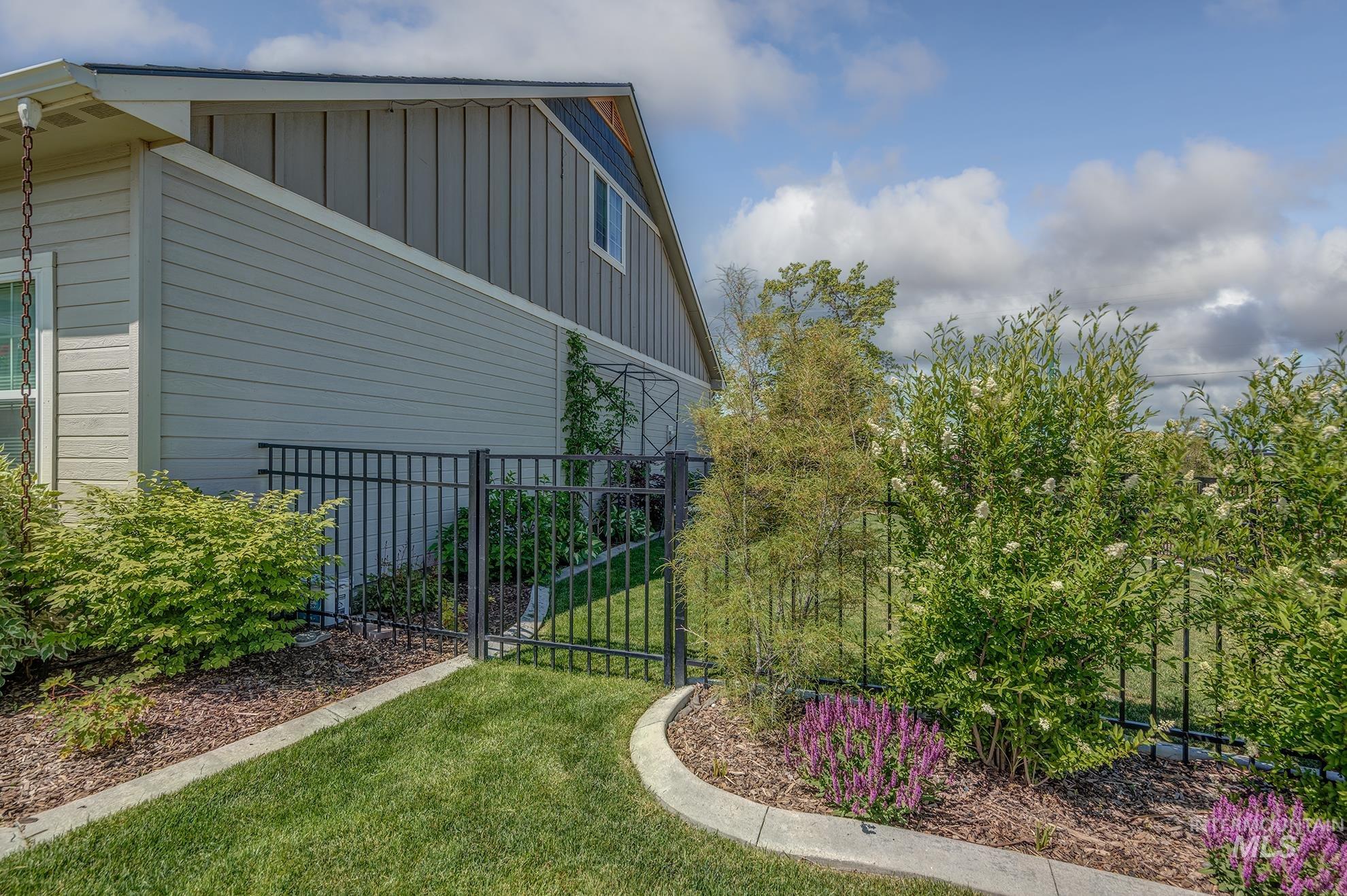 555 Syringa Falls Ct Property Photo 33