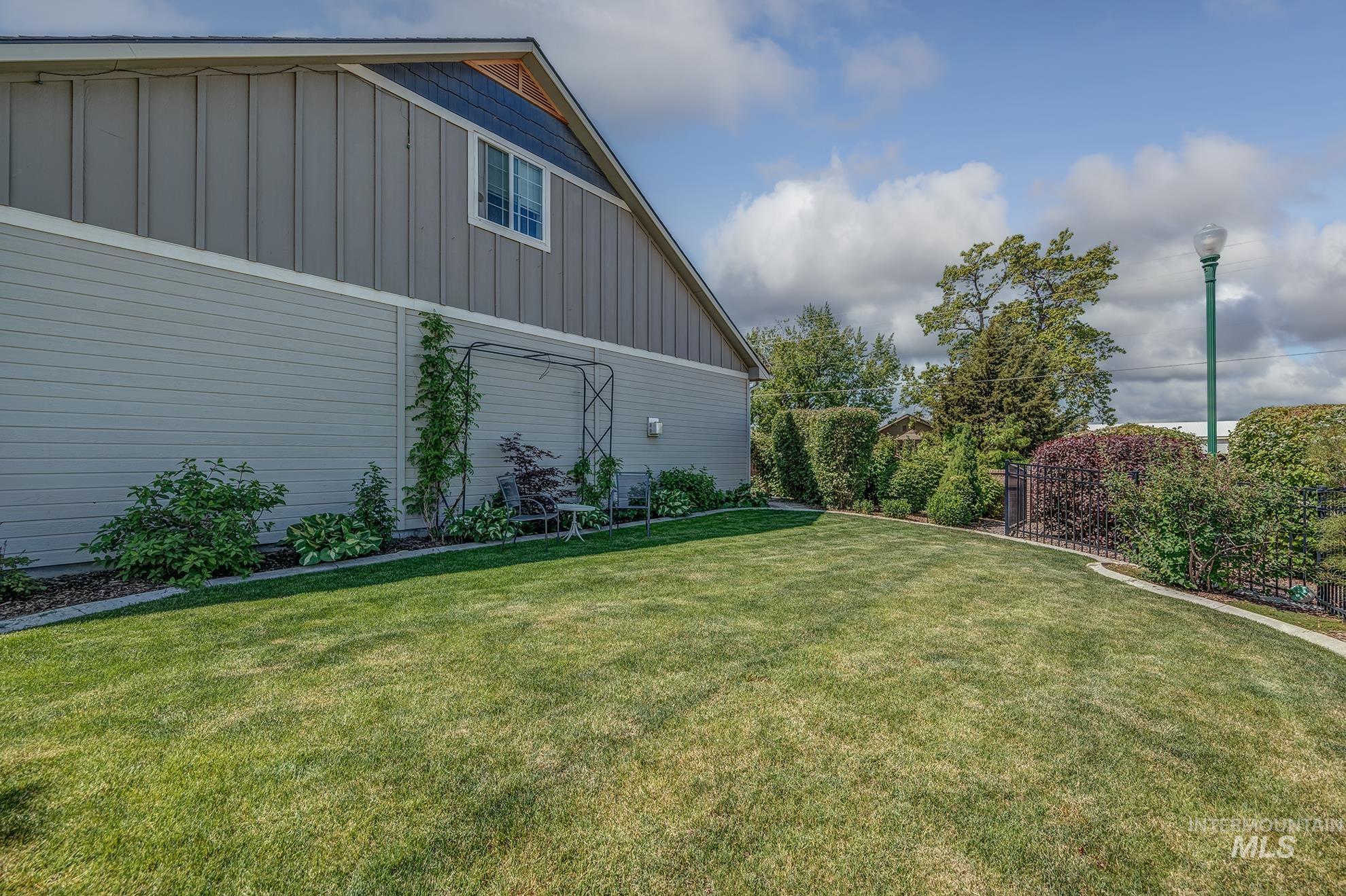 555 Syringa Falls Ct Property Photo 34