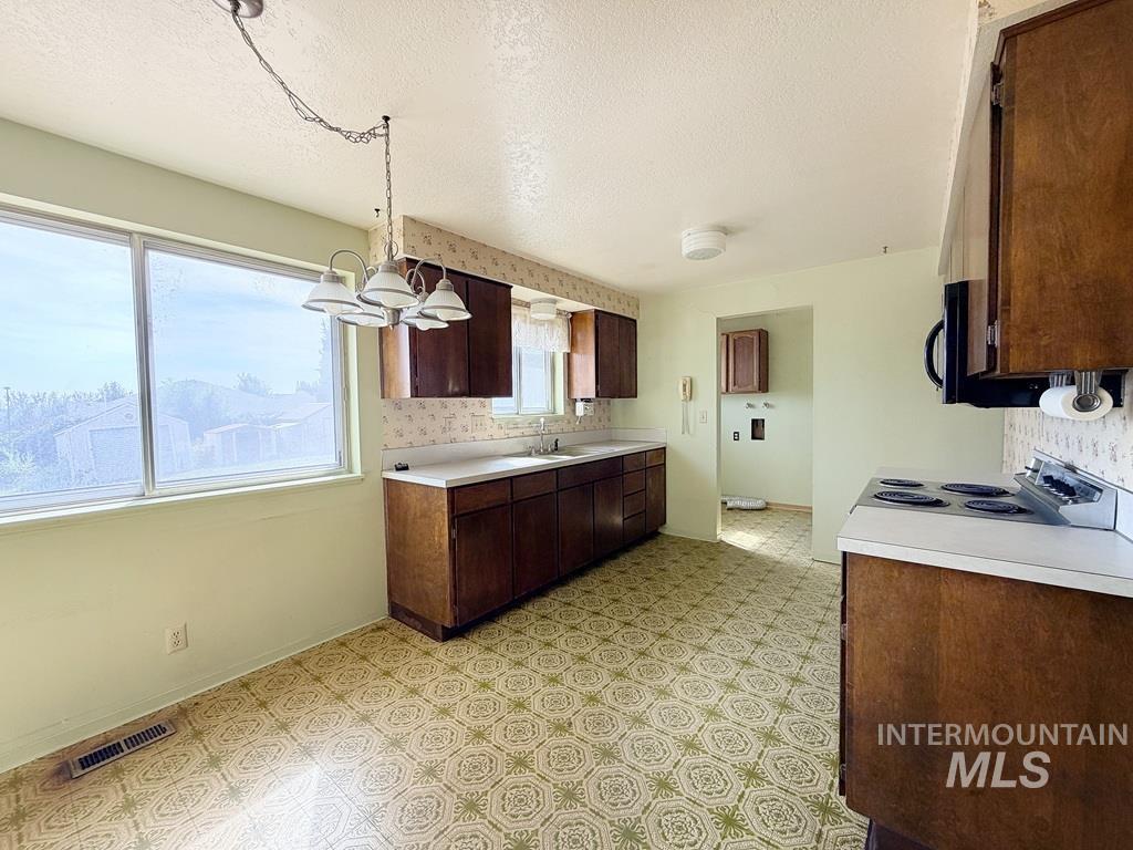 7060 S Valley Heights Drive Property Photo 8