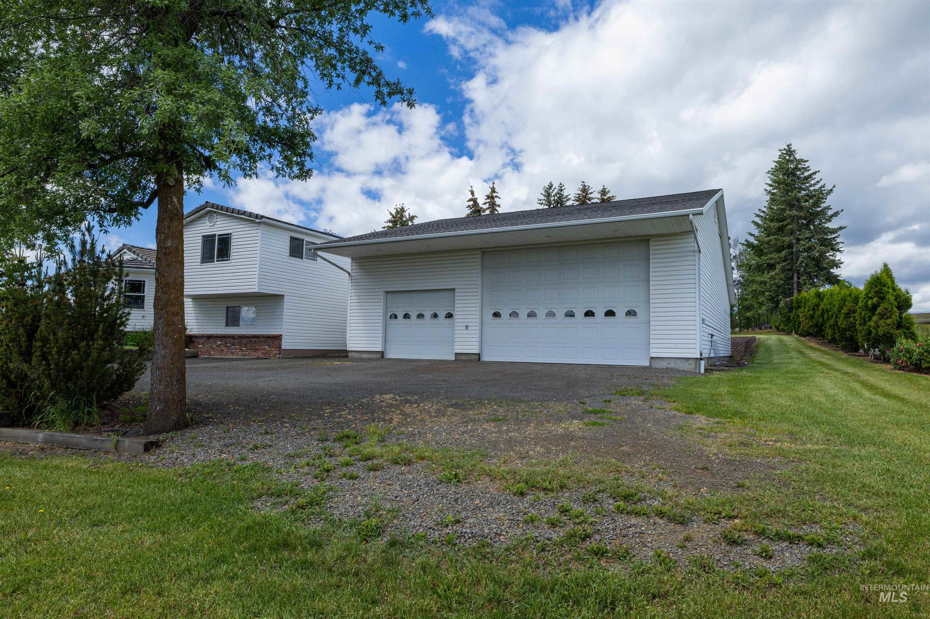 802 Foster Ave Property Photo 4