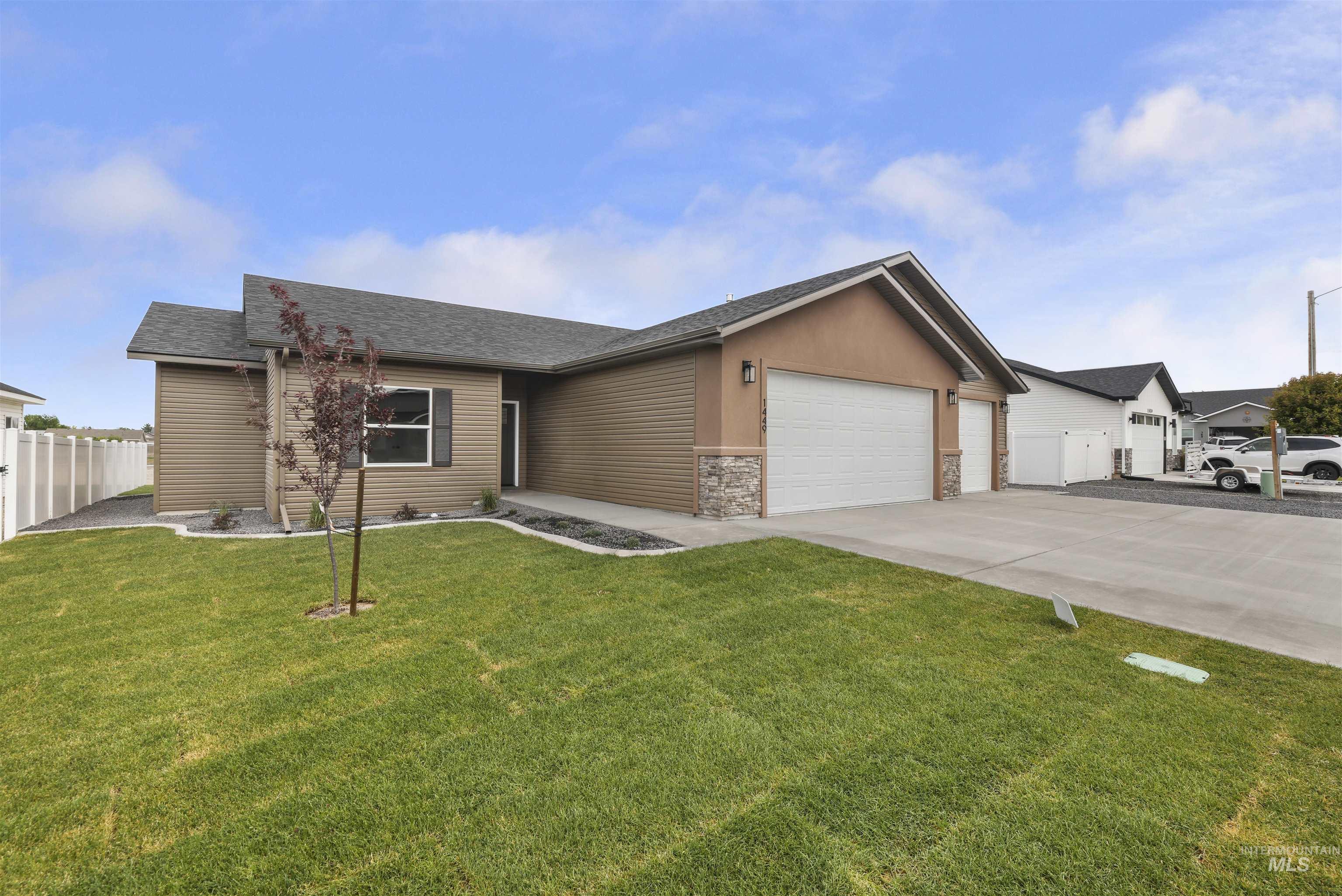 1449 Golden Pheasant Dr Property Photo 3