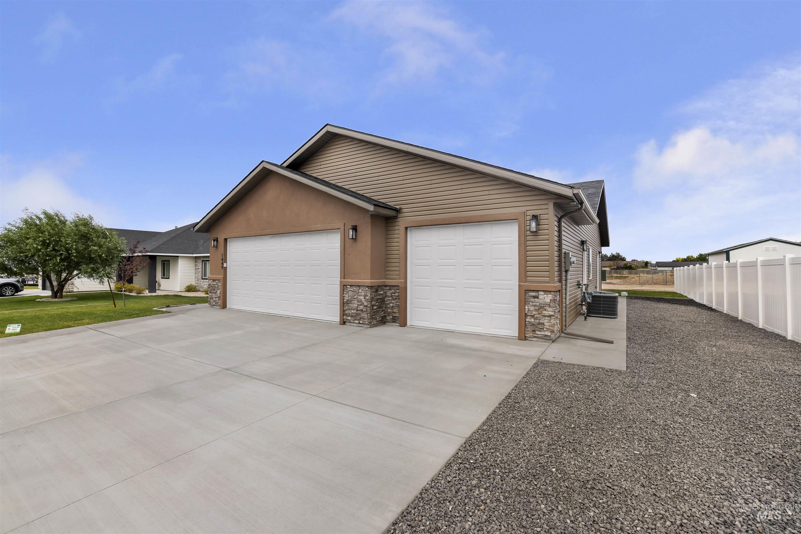 1449 Golden Pheasant Dr Property Photo 4