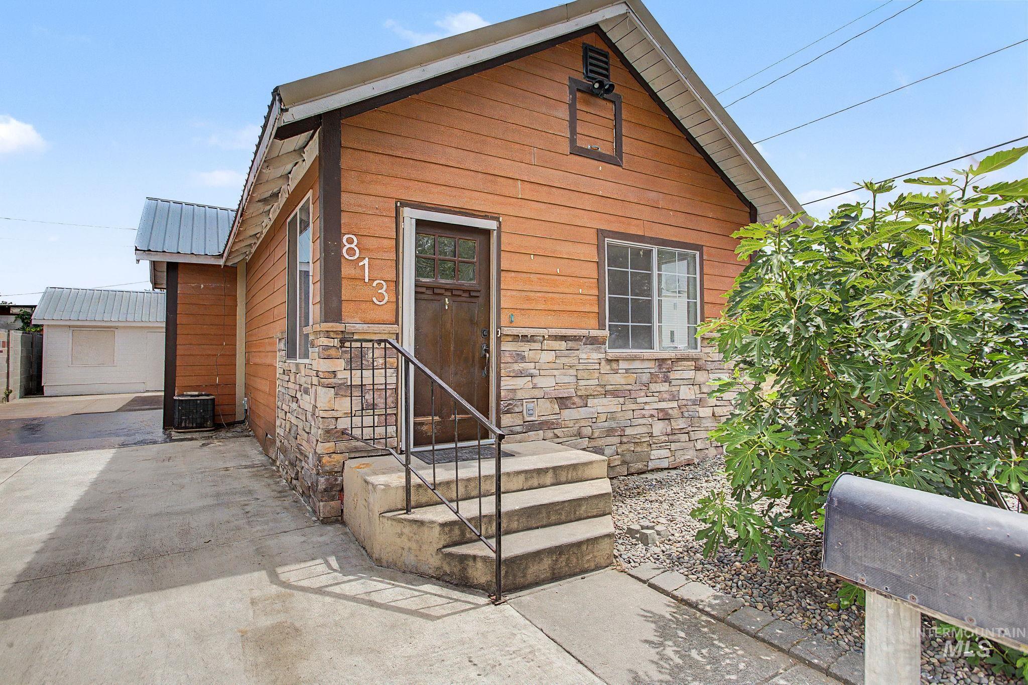 813 10th Street Property Photo 1