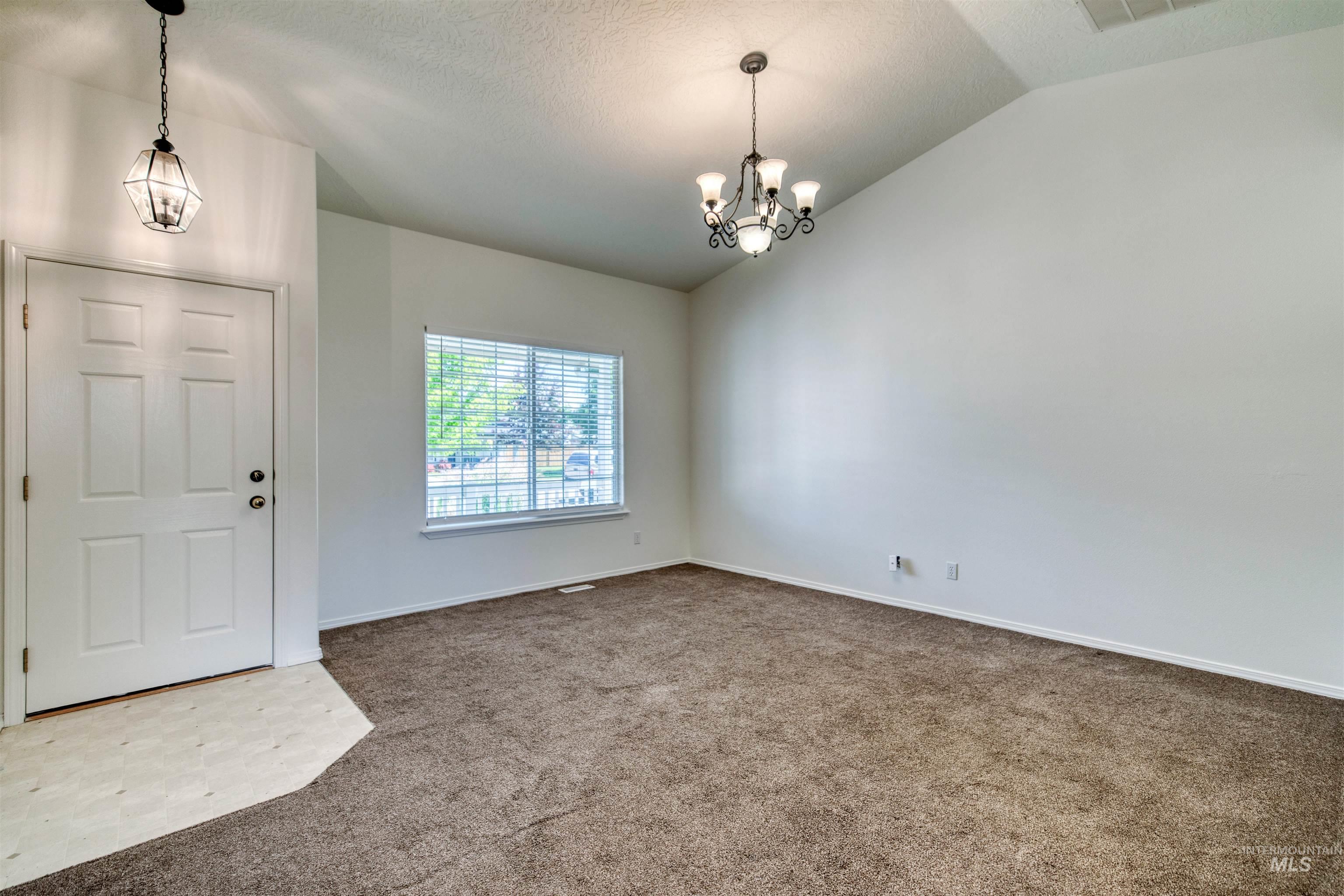 615 Royal St Property Photo 8