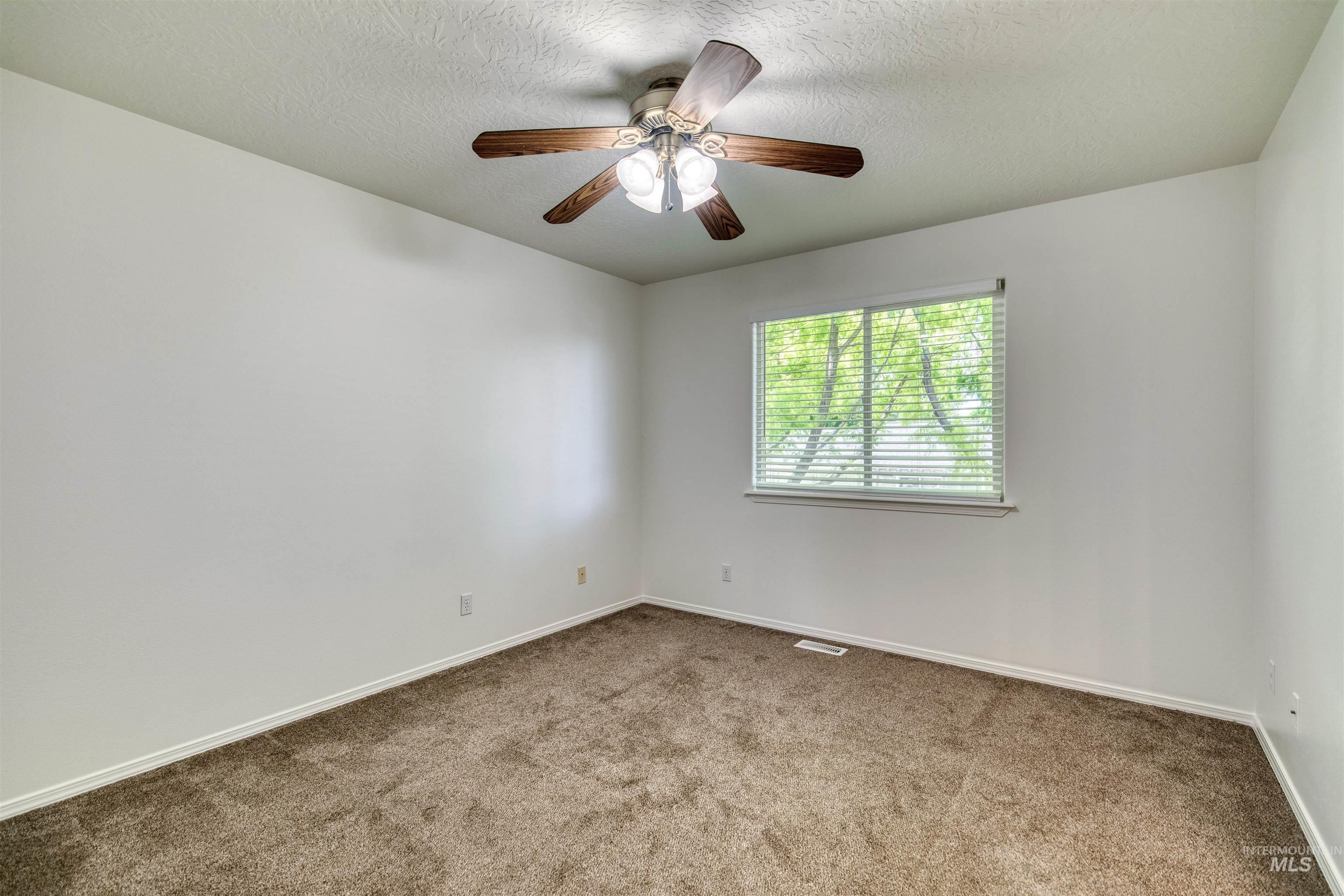 615 Royal St Property Photo 27