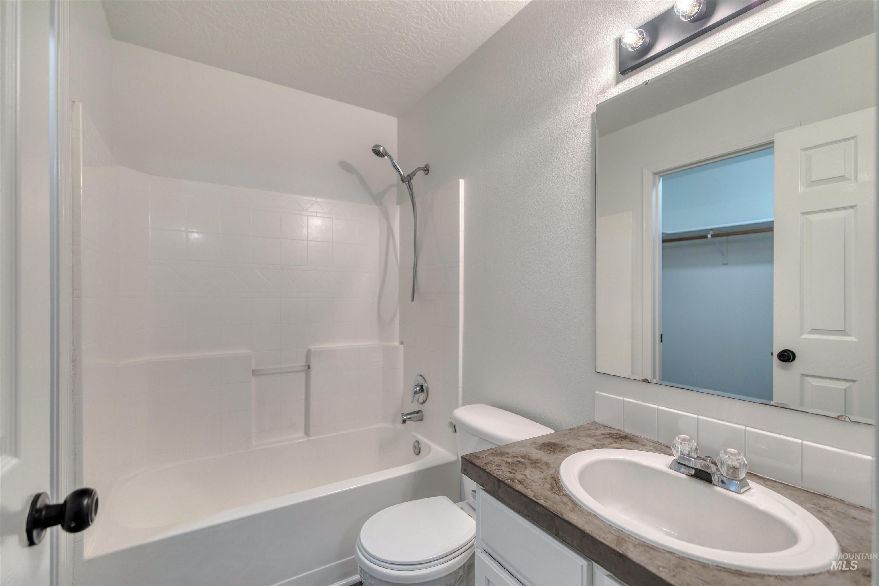 615 Royal St Property Photo 28