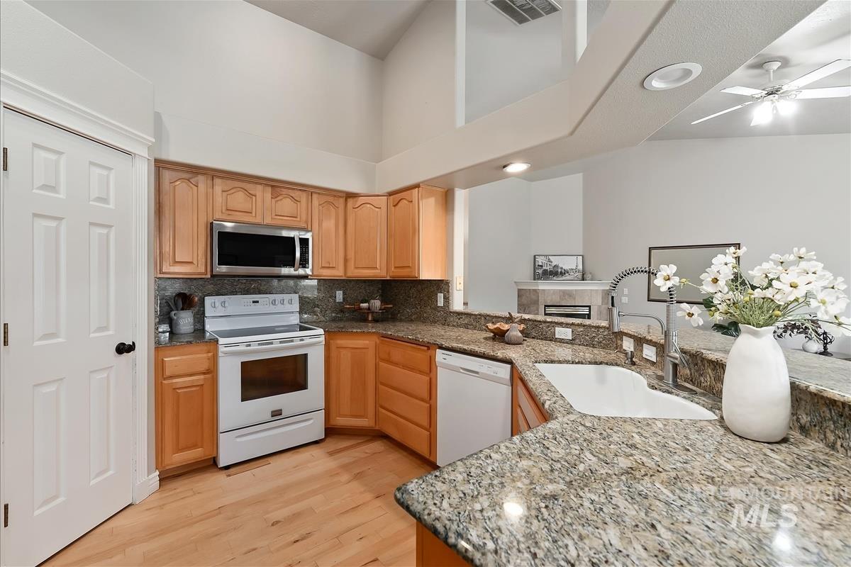 389 W Bosanka Drive Property Photo 11