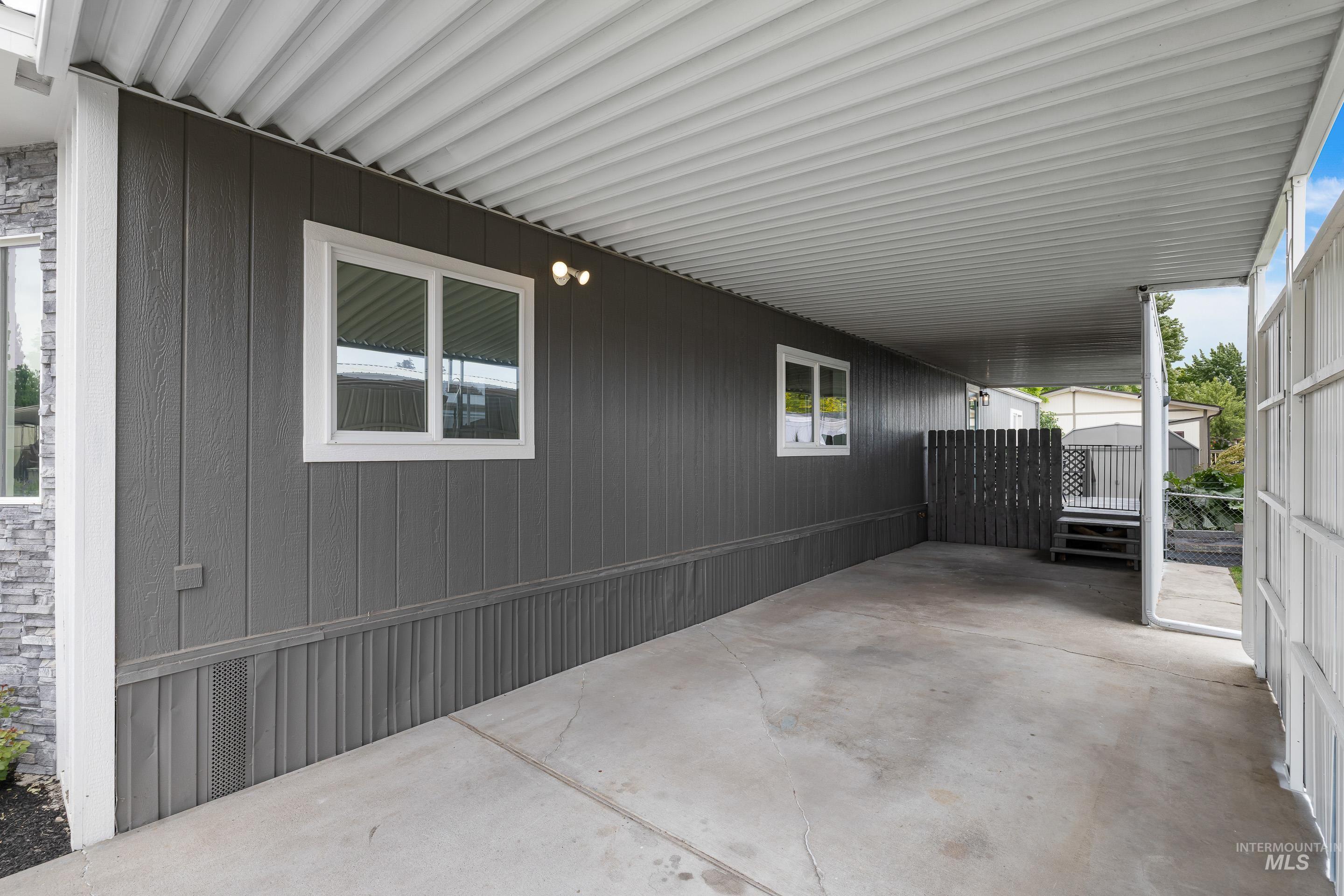 7062 W Royal Glen Ln Property Photo 14