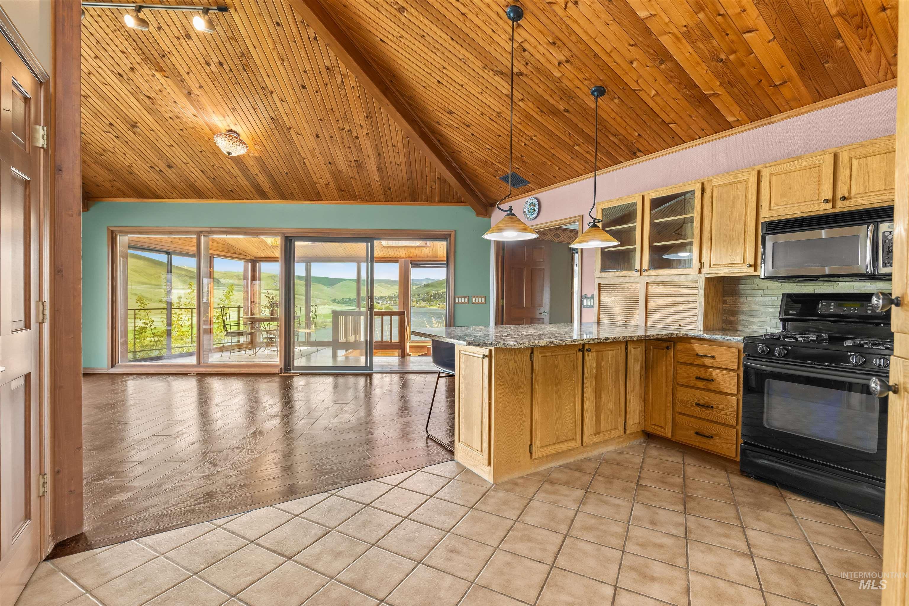 3433 Skyline Dr Property Photo 6
