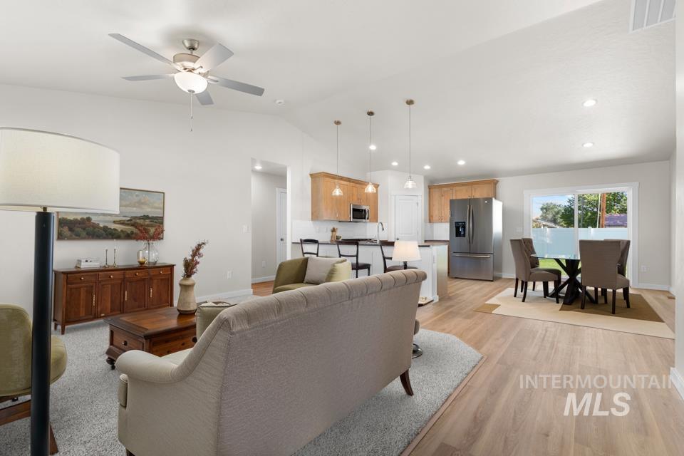 1370 Dawn St Property Photo 6