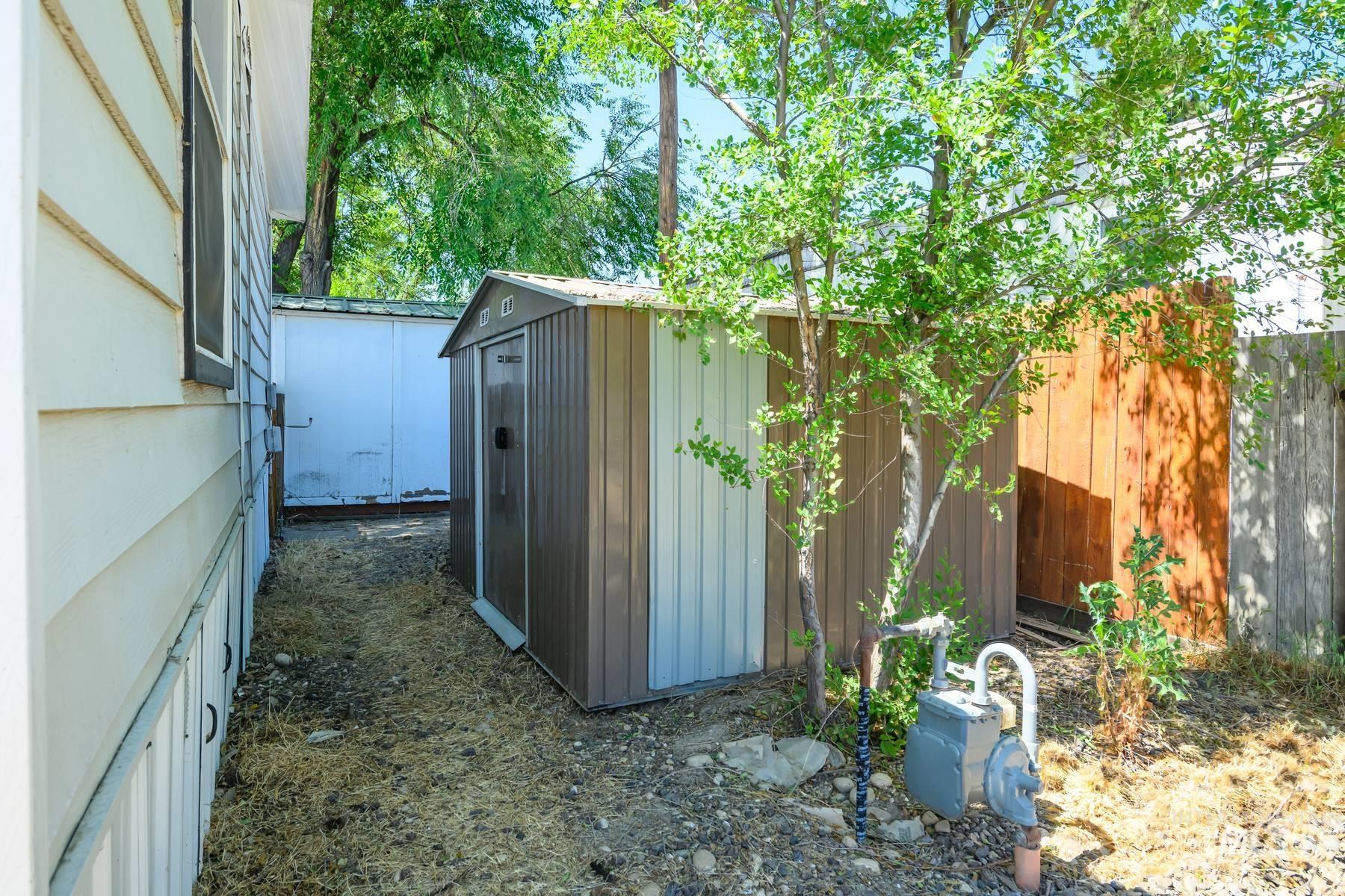 207 E 40th St Property Photo 37