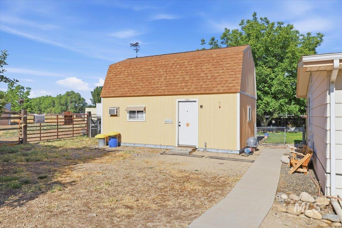 2717 E Victory Rd Property Photo 42