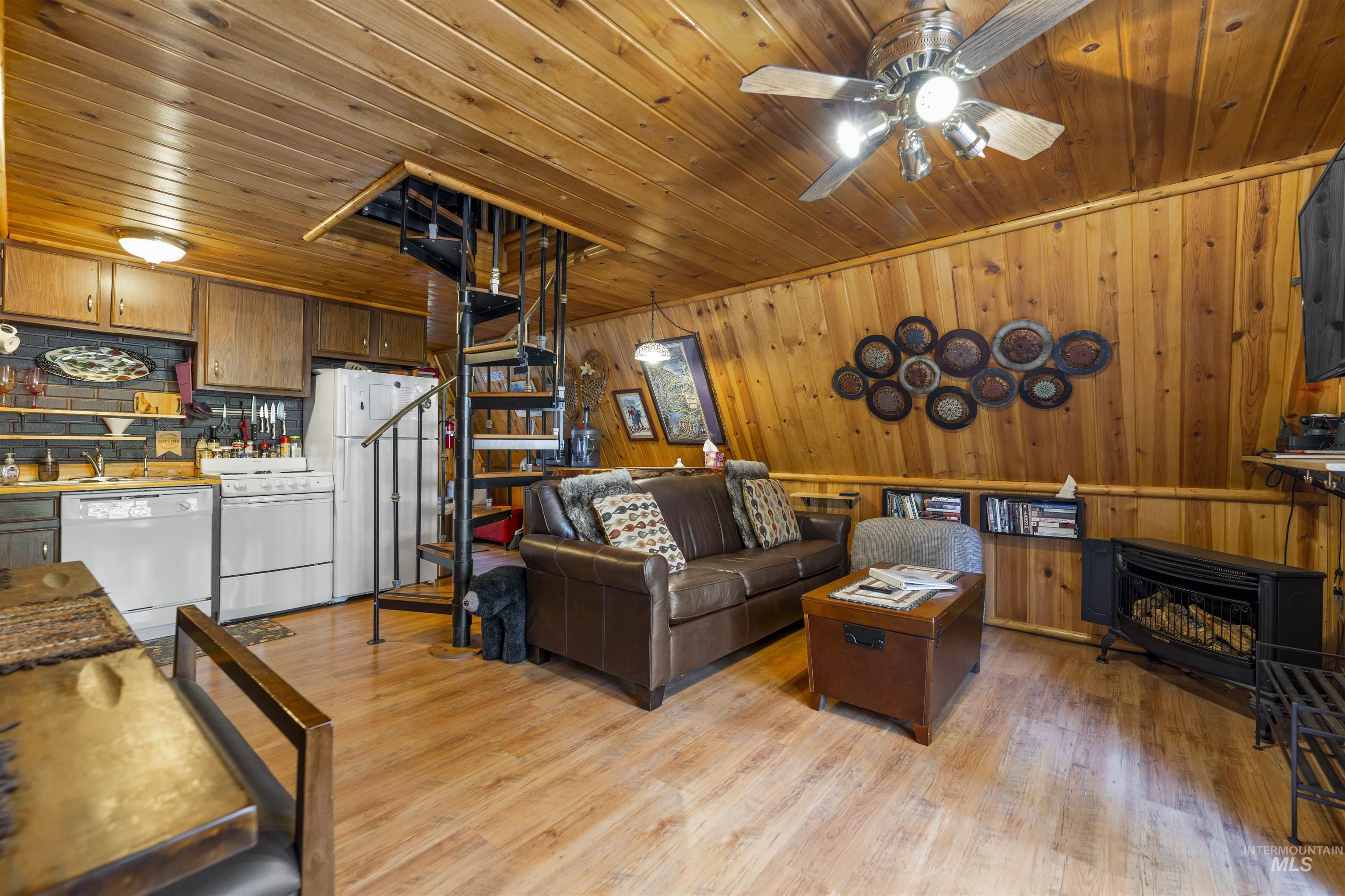 2047 Ferndale Way Property Photo 6