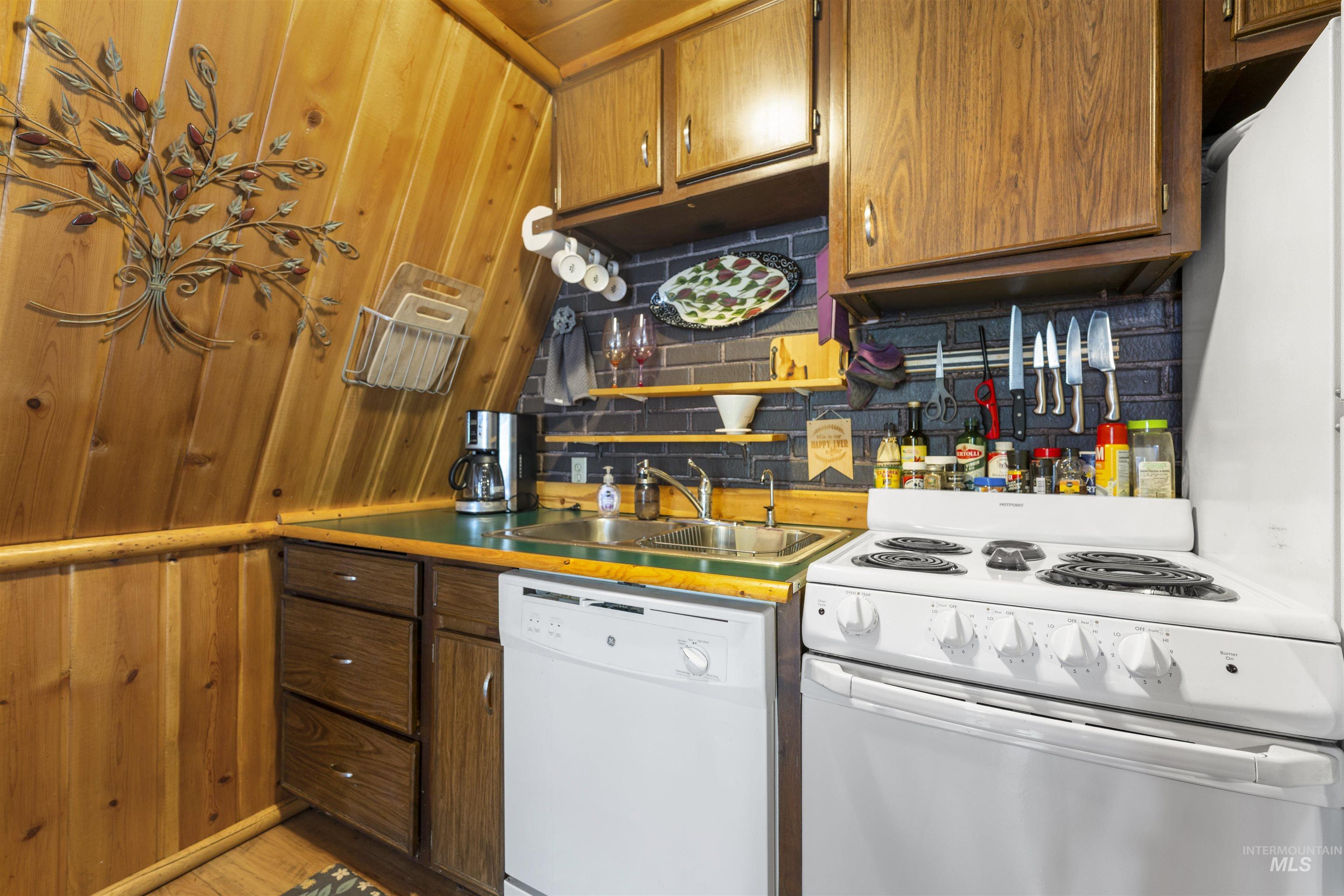 2047 Ferndale Way Property Photo 8