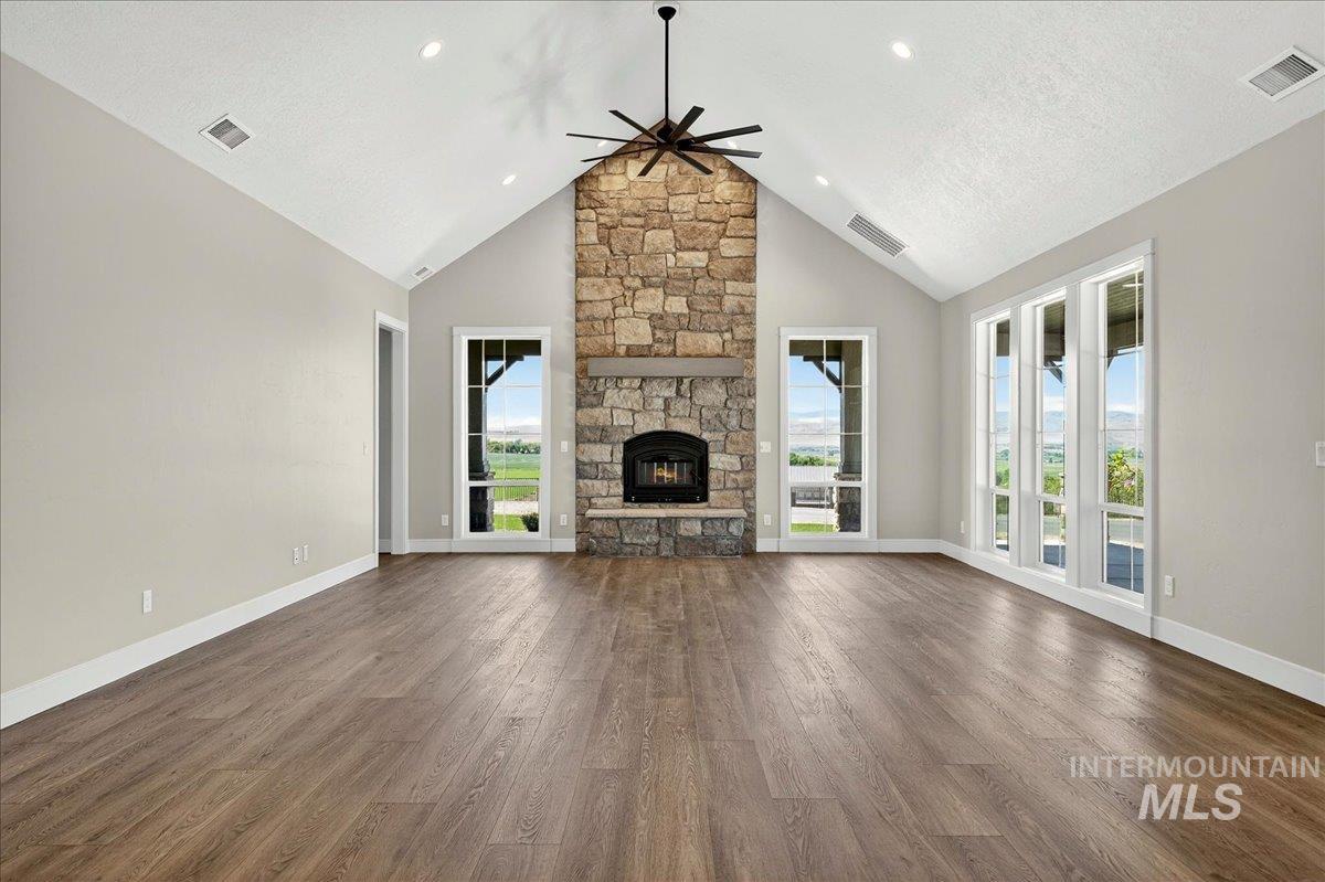 18052 Andorra Ln Property Photo 9