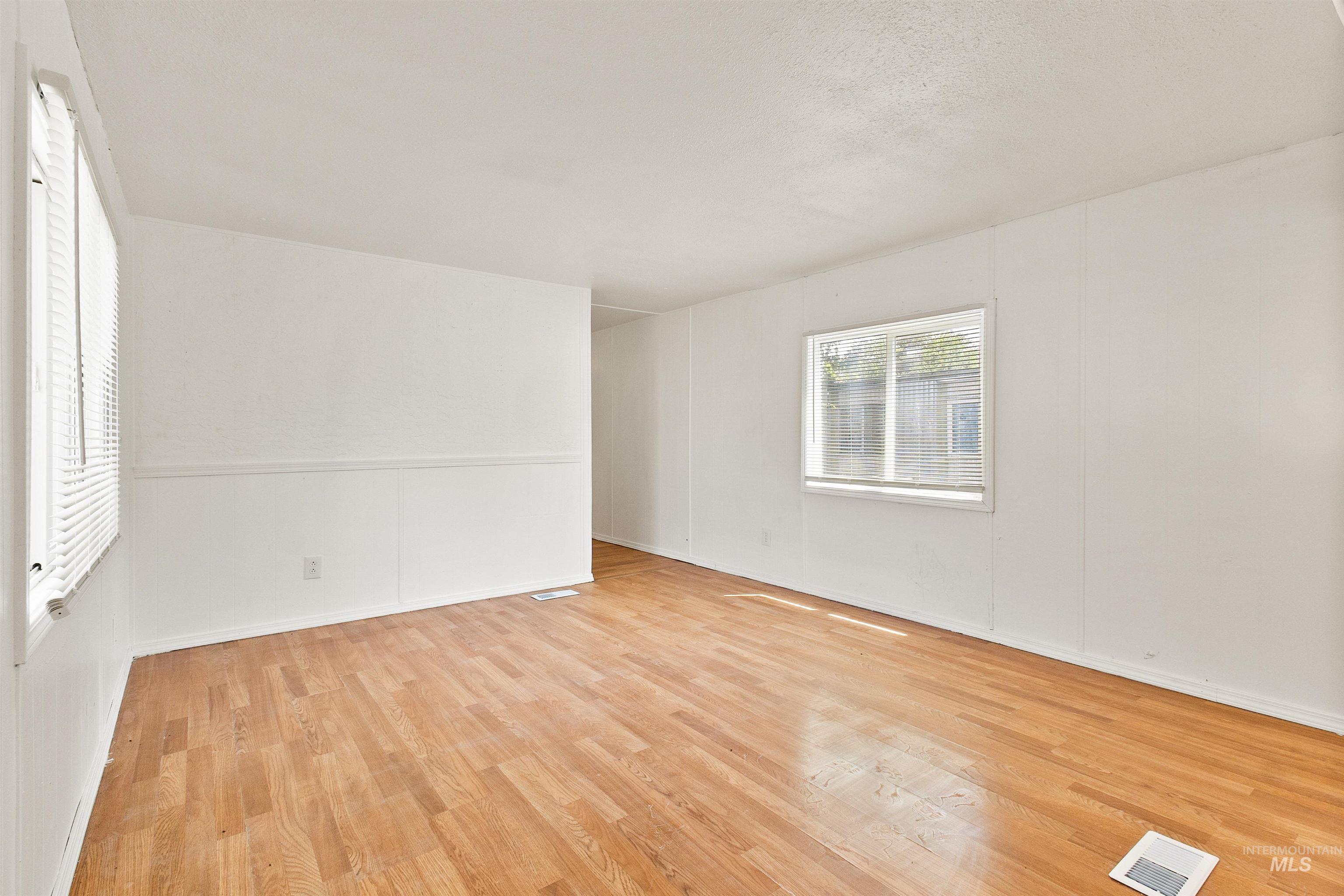 408 E 51st St Property Photo 4