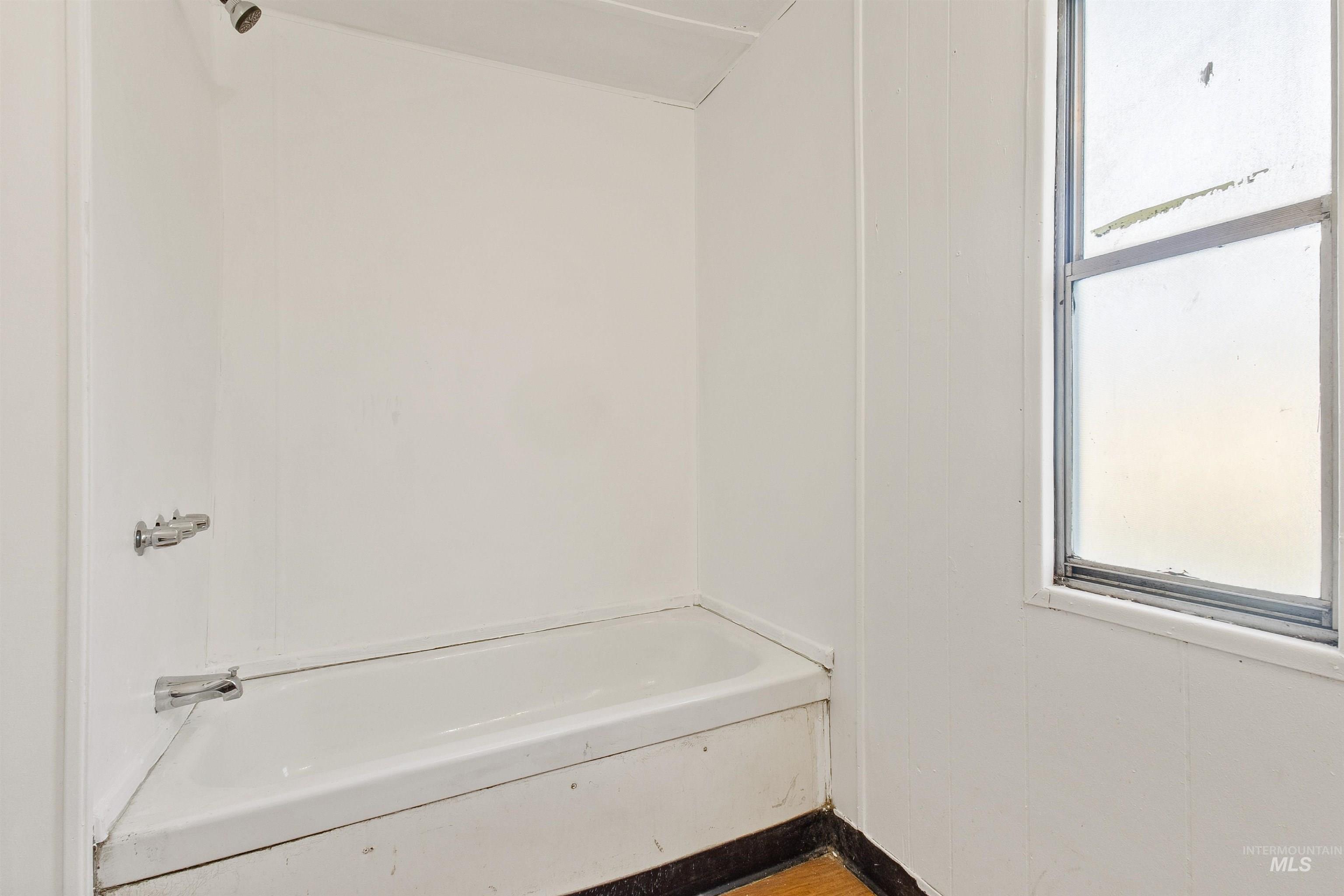 408 E 51st St Property Photo 10