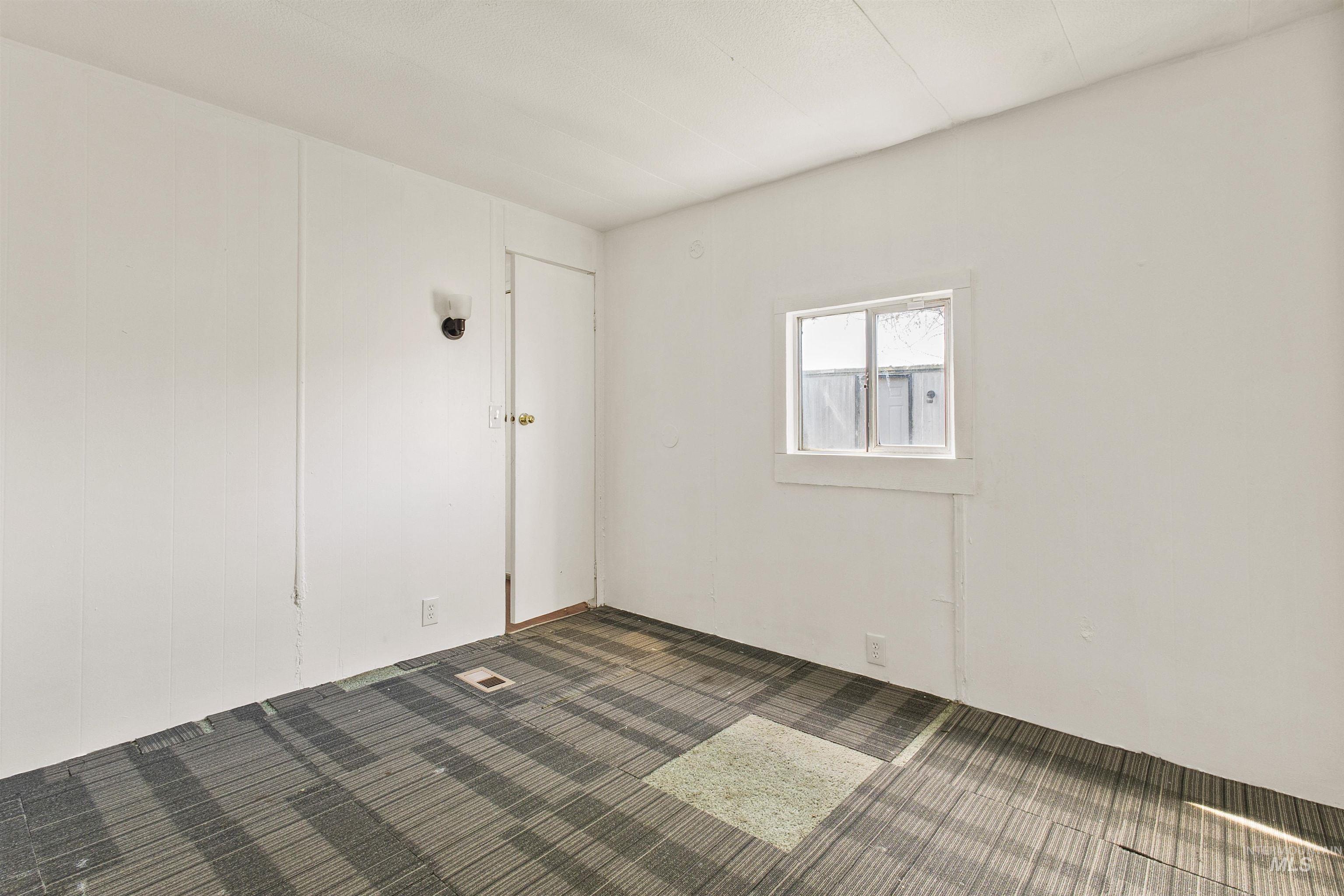 408 E 51st St Property Photo 14