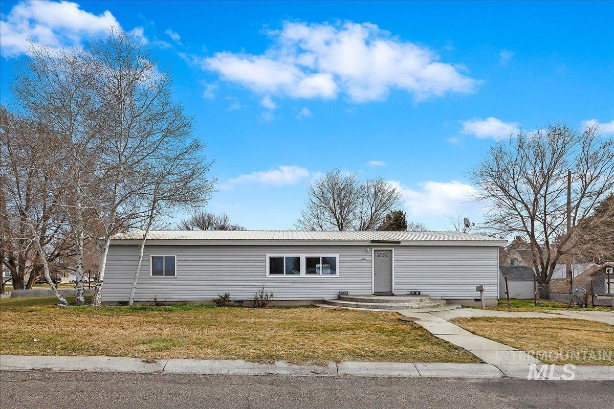 600 Date Street Property Photo 1