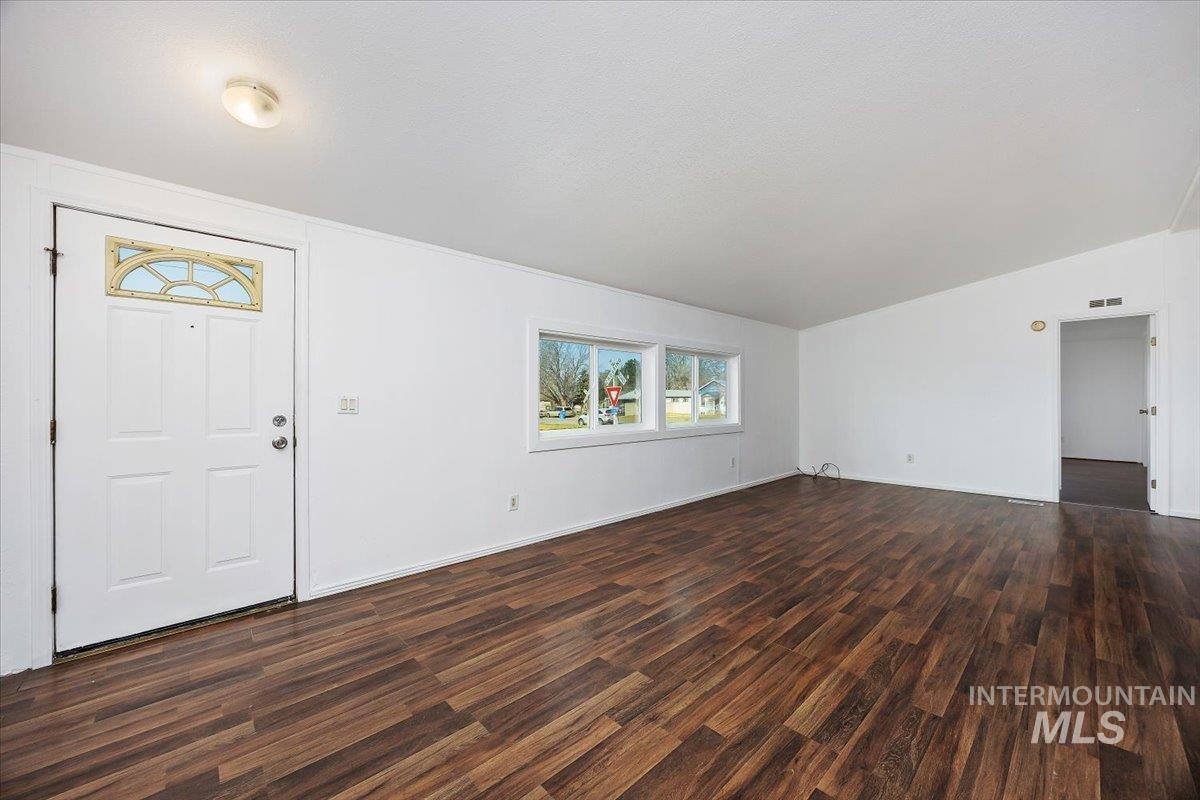 600 Date Street Property Photo 4