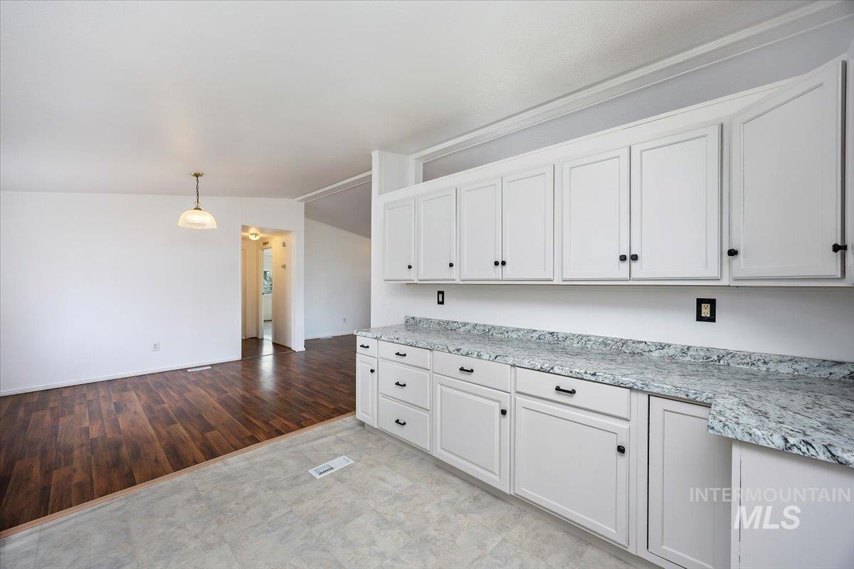 600 Date Street Property Photo 12