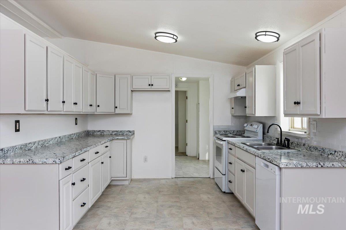 600 Date Street Property Photo 13