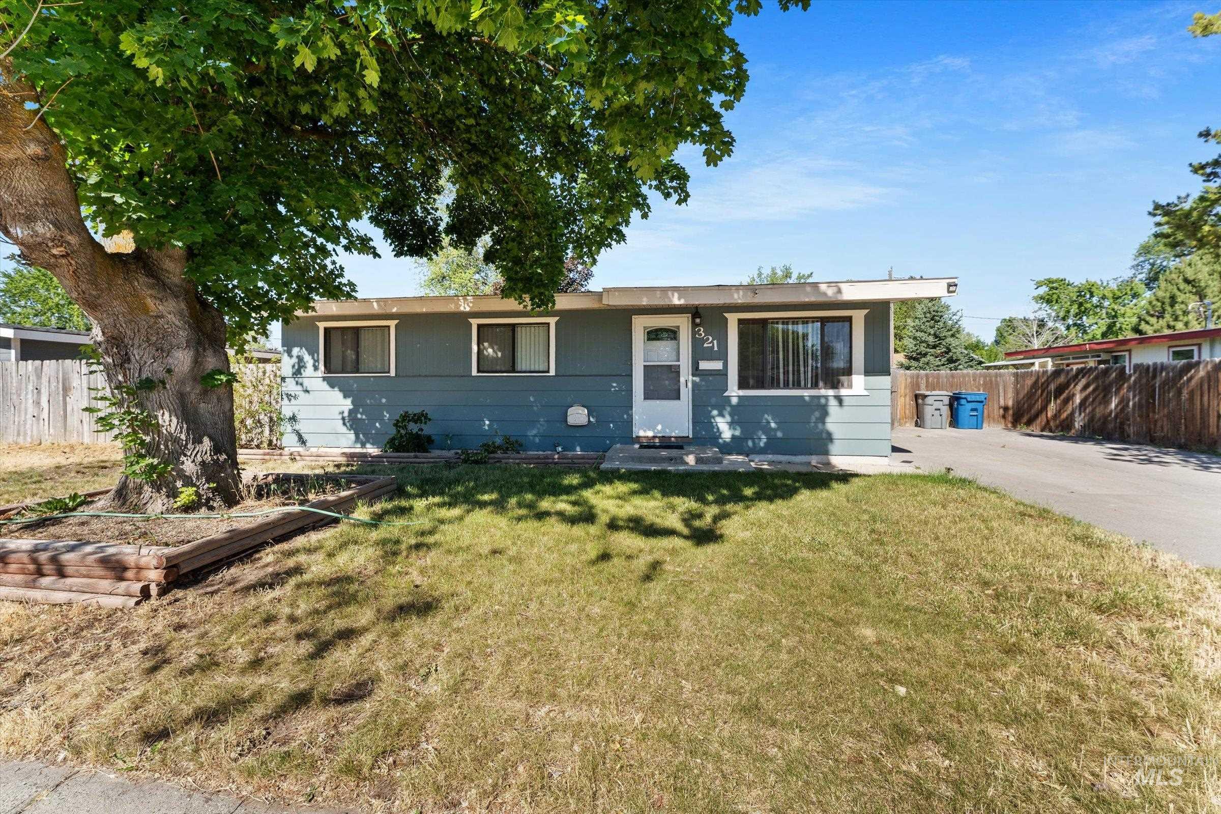 321 N 4th W Property Photo 2
