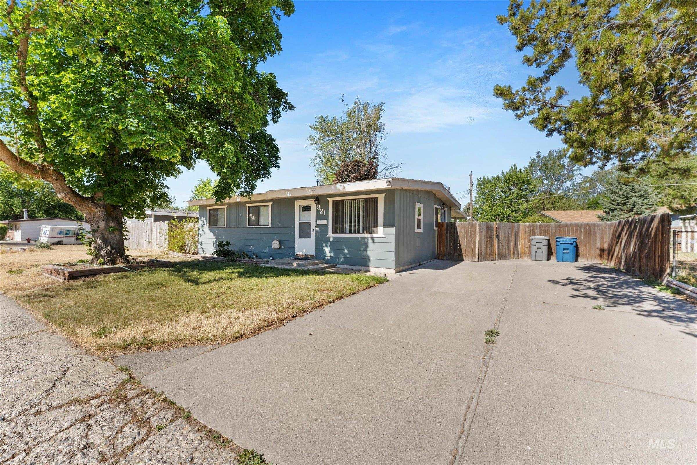 321 N 4th W Property Photo 3