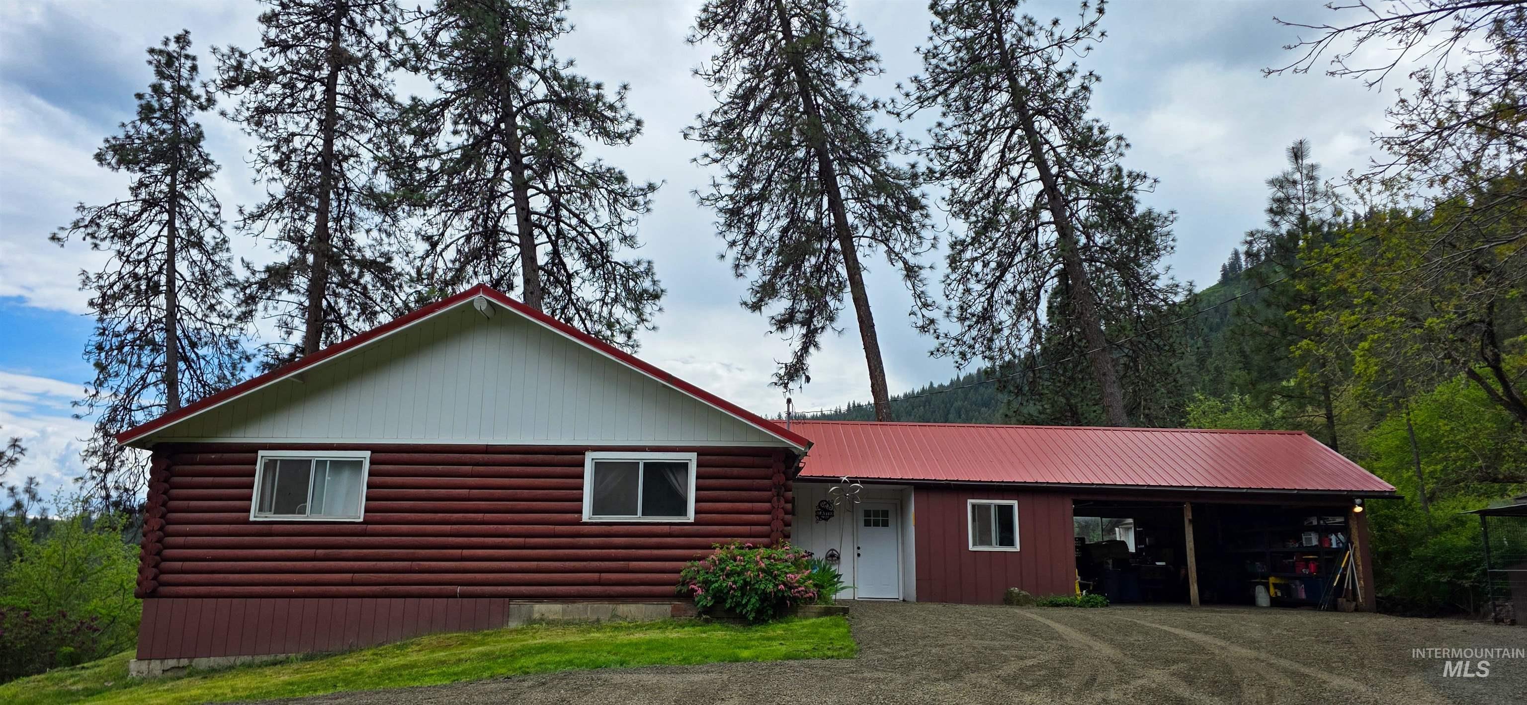 156 Rockview Dr Property Photo 2