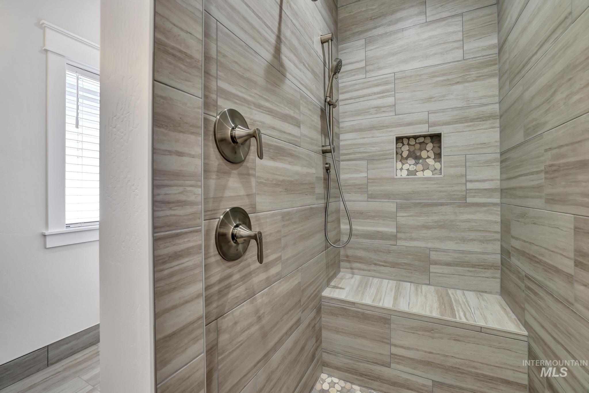 1427 Haizlee Way Property Photo 9