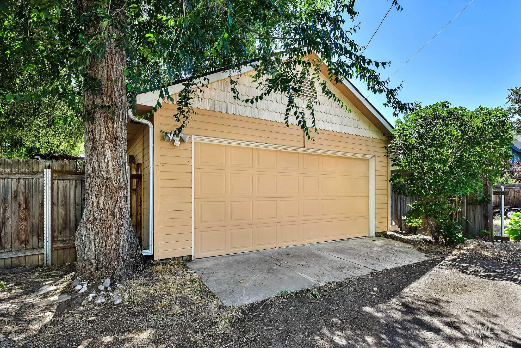 1316 E Franklin St Property Photo 39