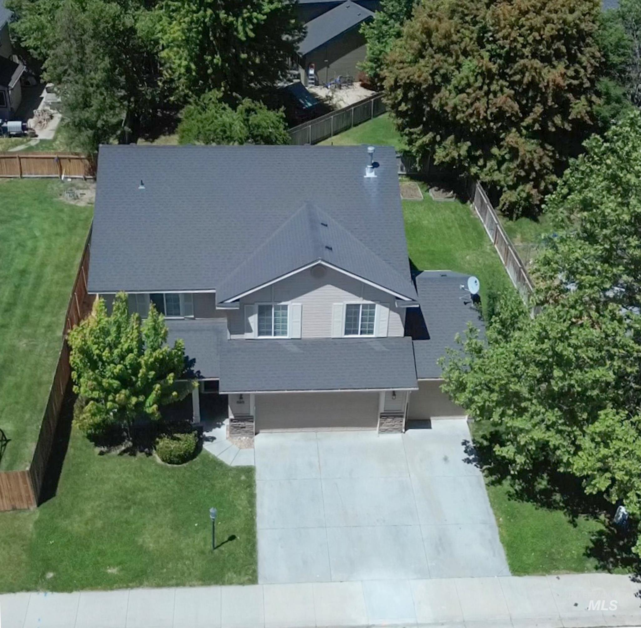 883 N Oxwich Ave Property Photo 3