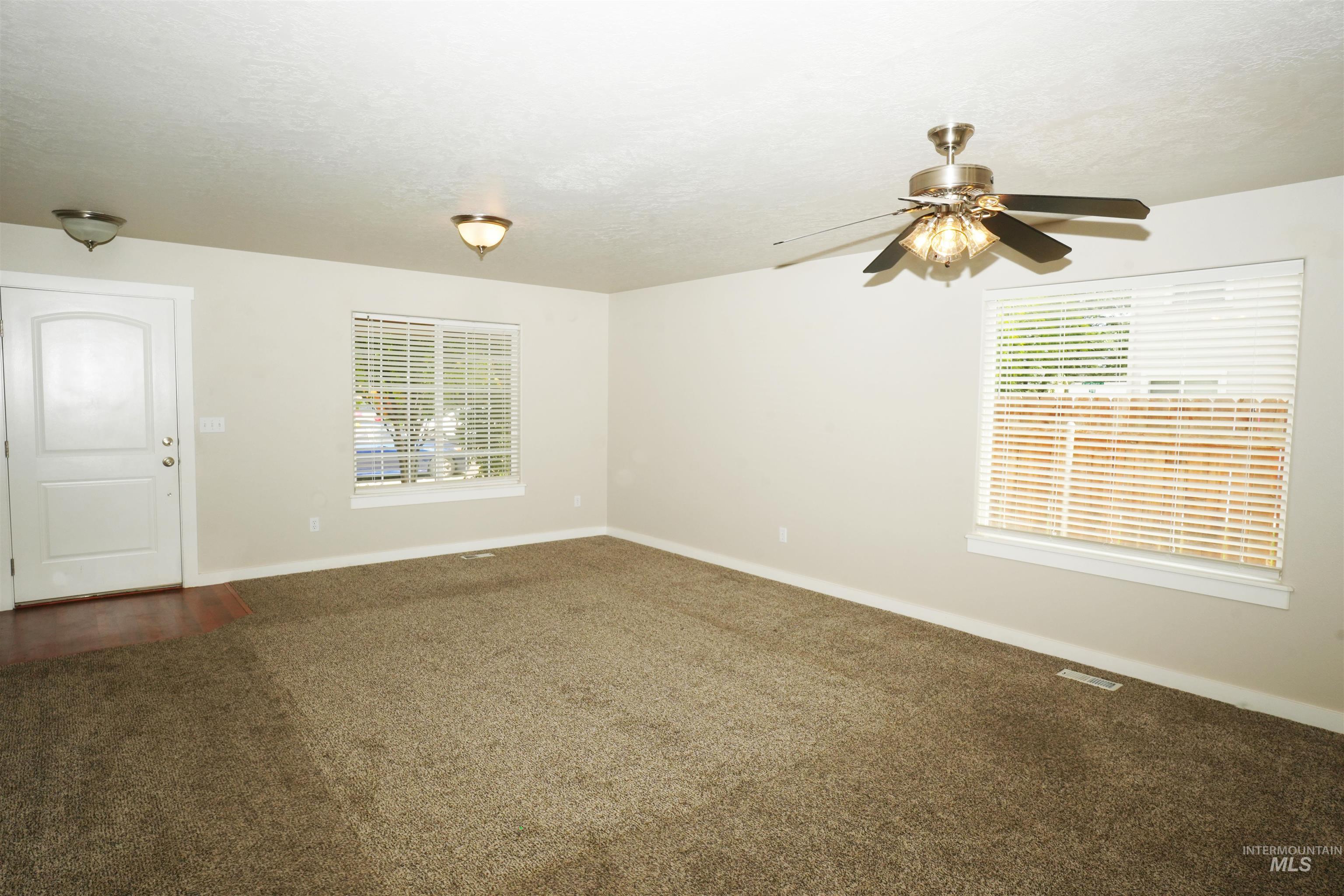 883 N Oxwich Ave Property Photo 5