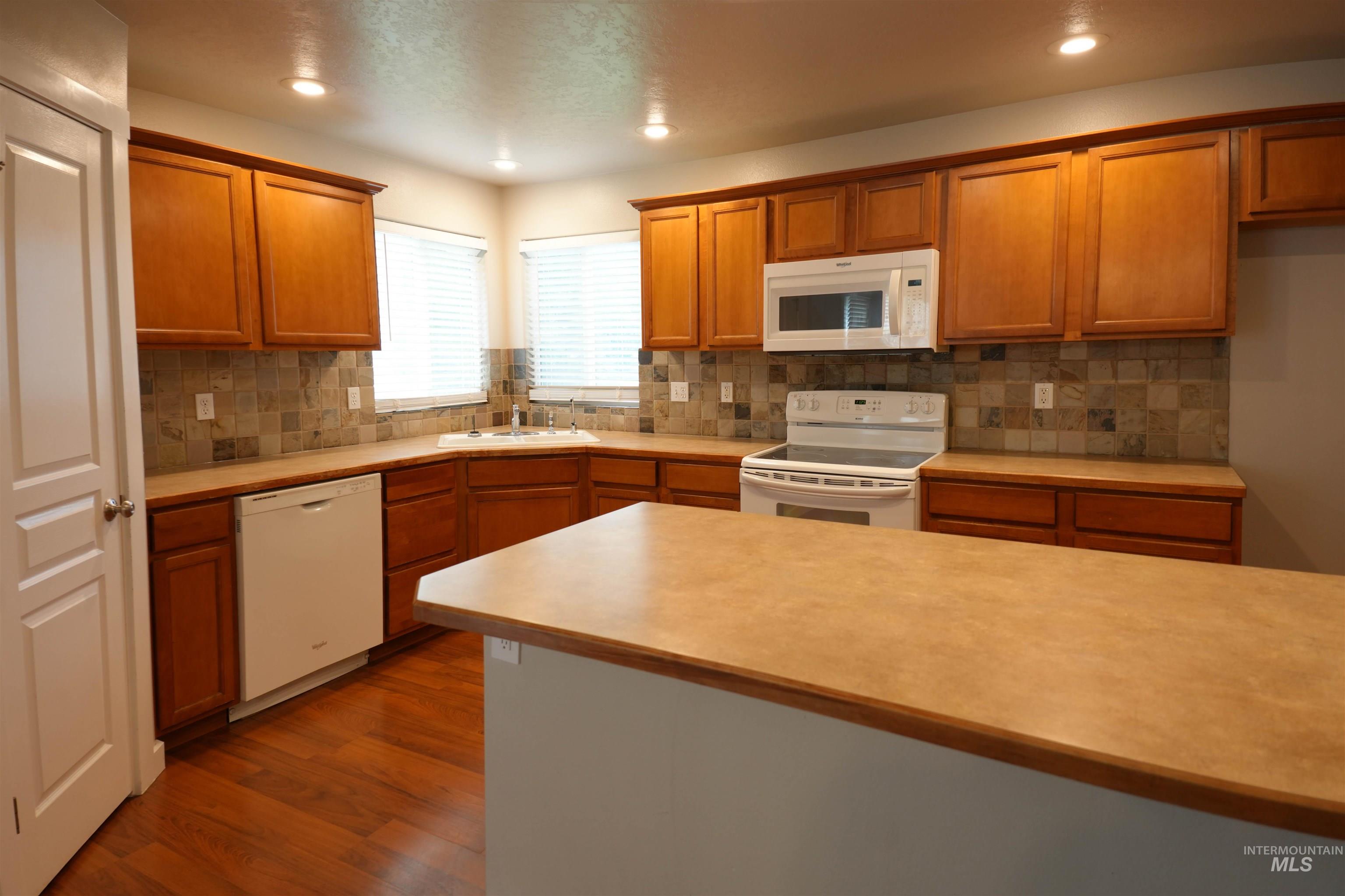 883 N Oxwich Ave Property Photo 13