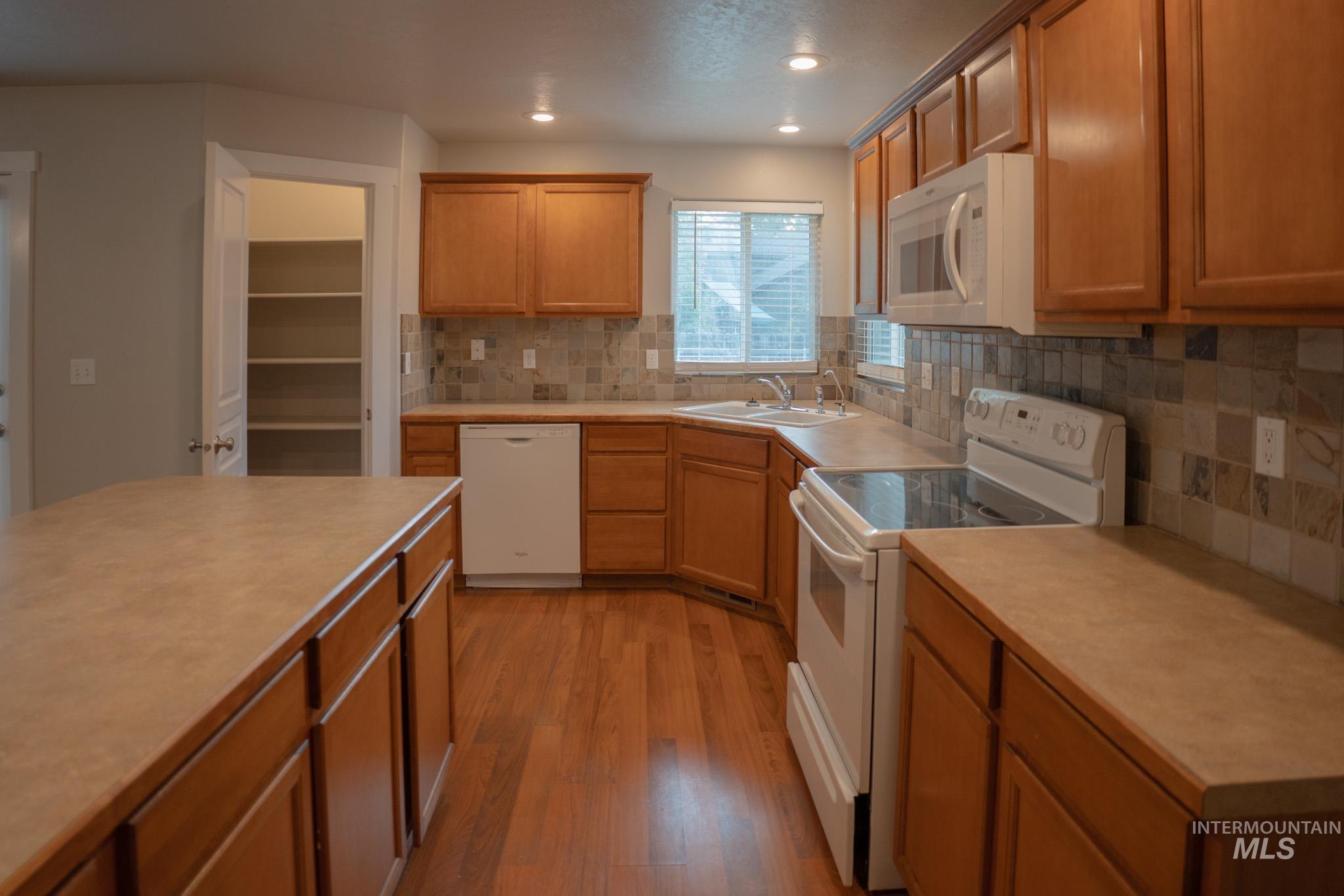 883 N Oxwich Ave Property Photo 14
