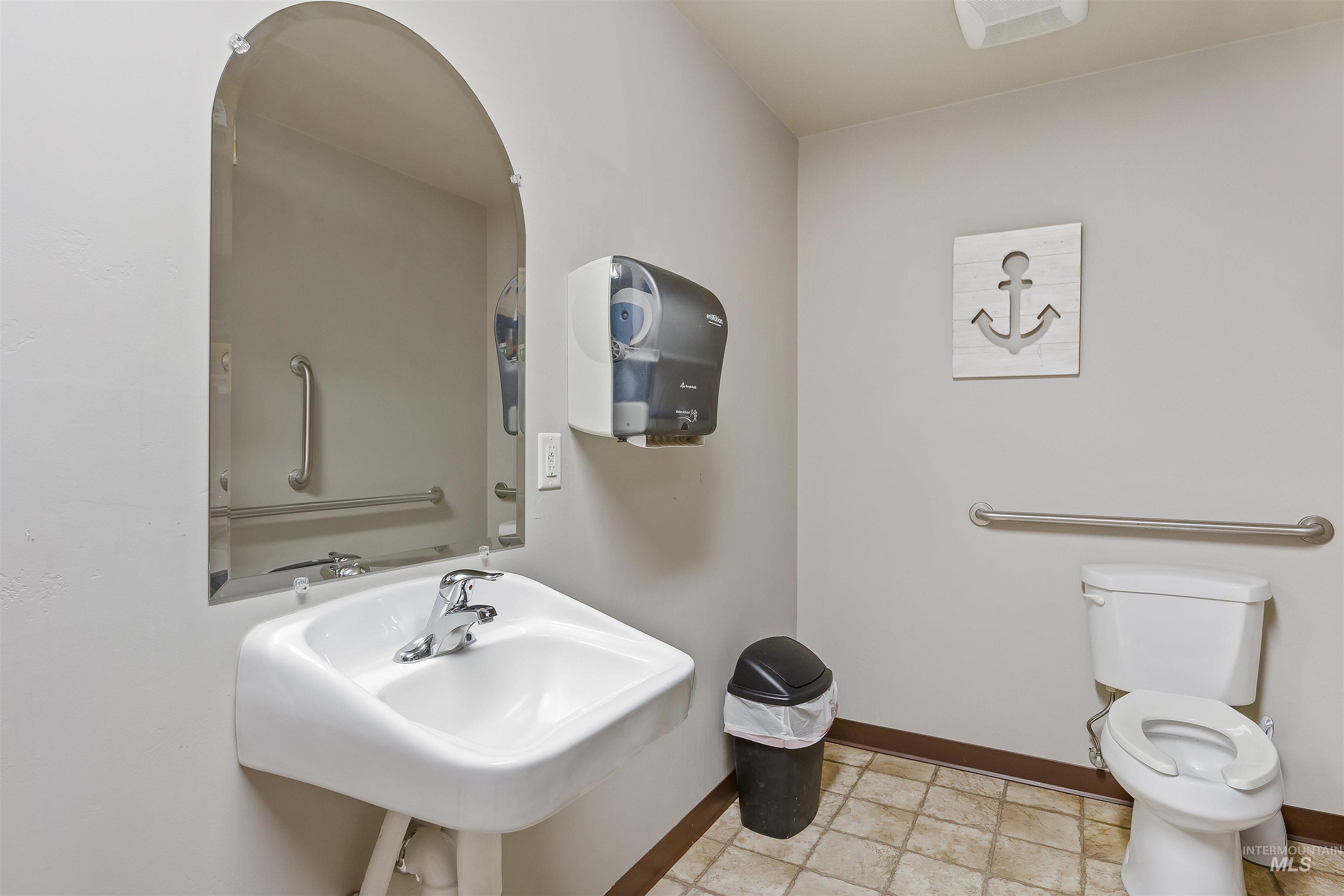 1290 N College Rd Property Photo 13