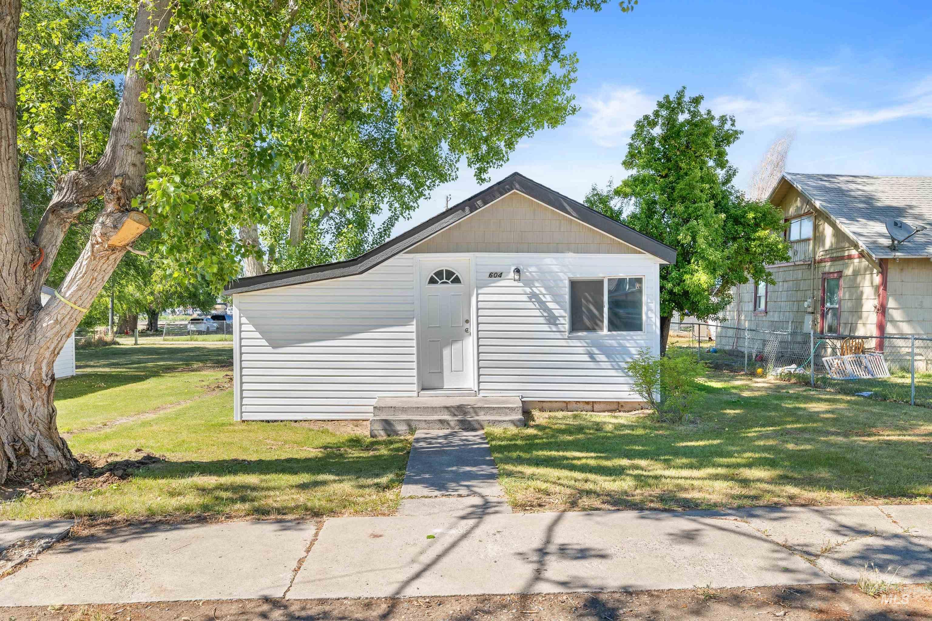 604 W Ave B Property Photo 1