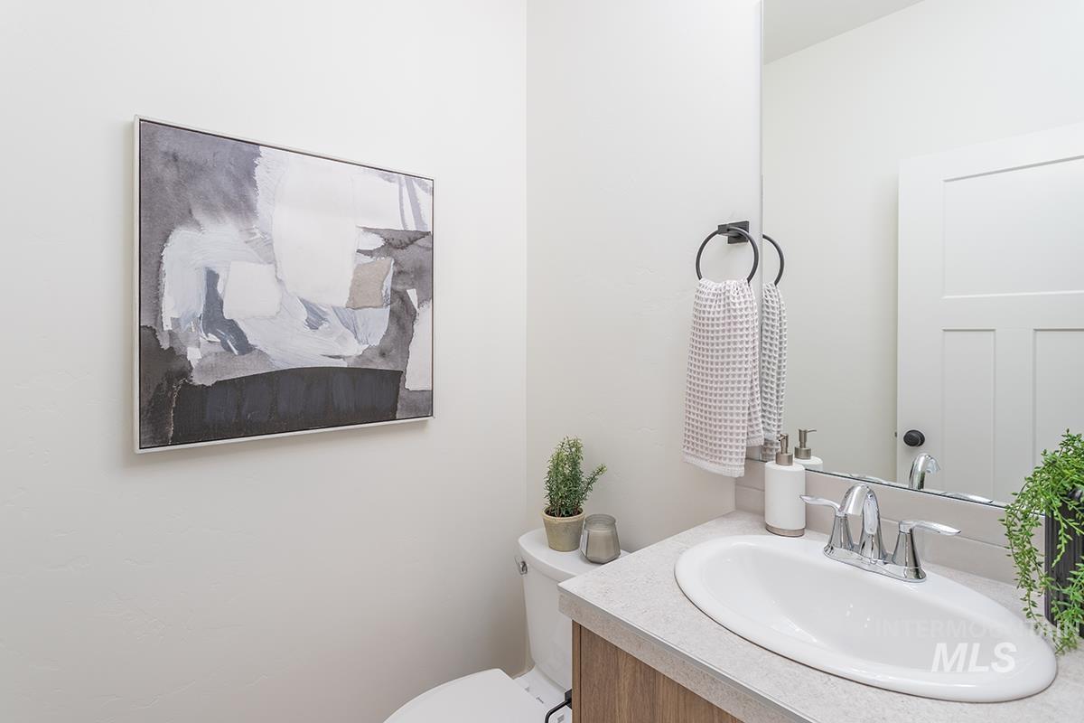 1374 N Meadowglen Ave Property Photo 18