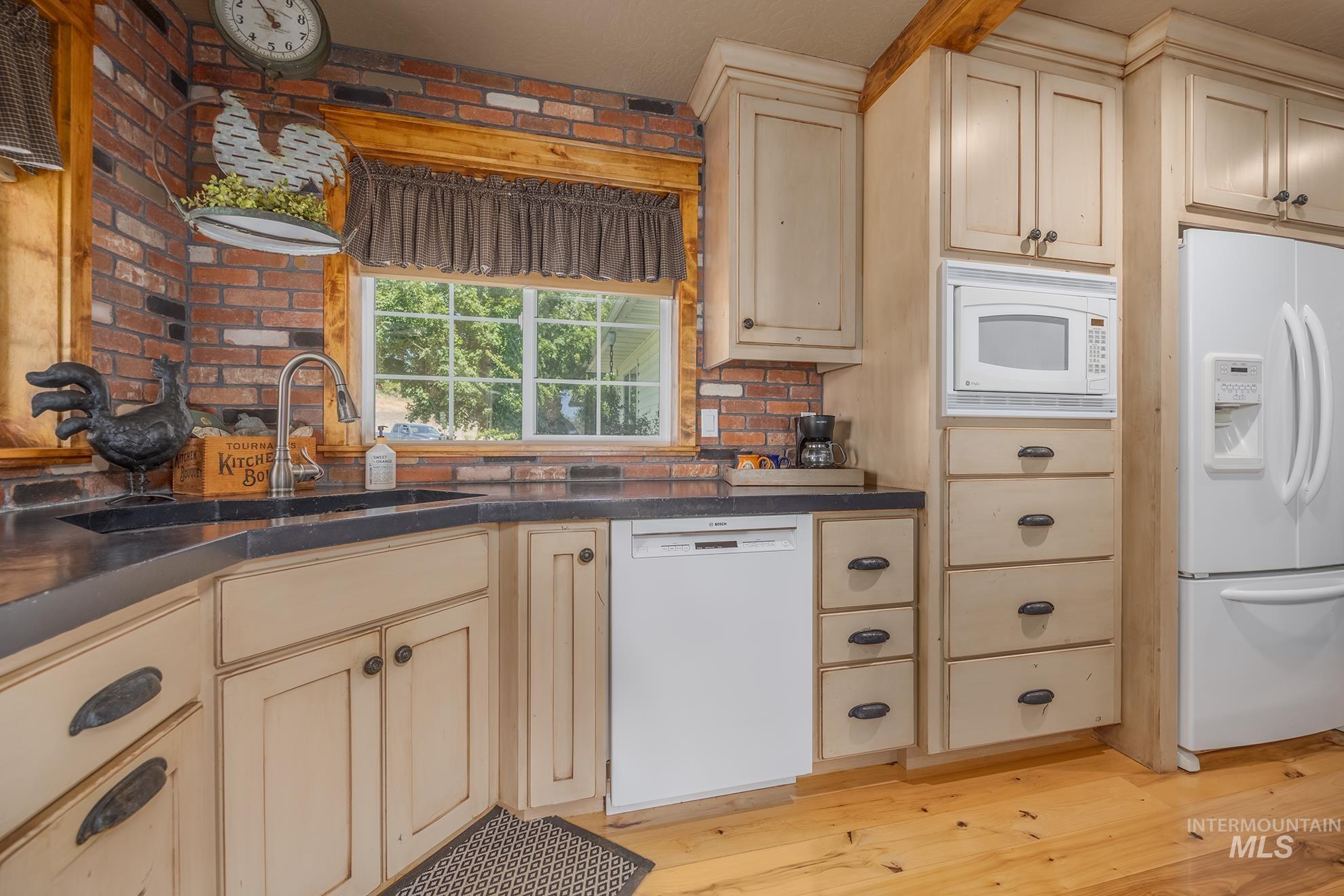1530 Ross Road Property Photo 13