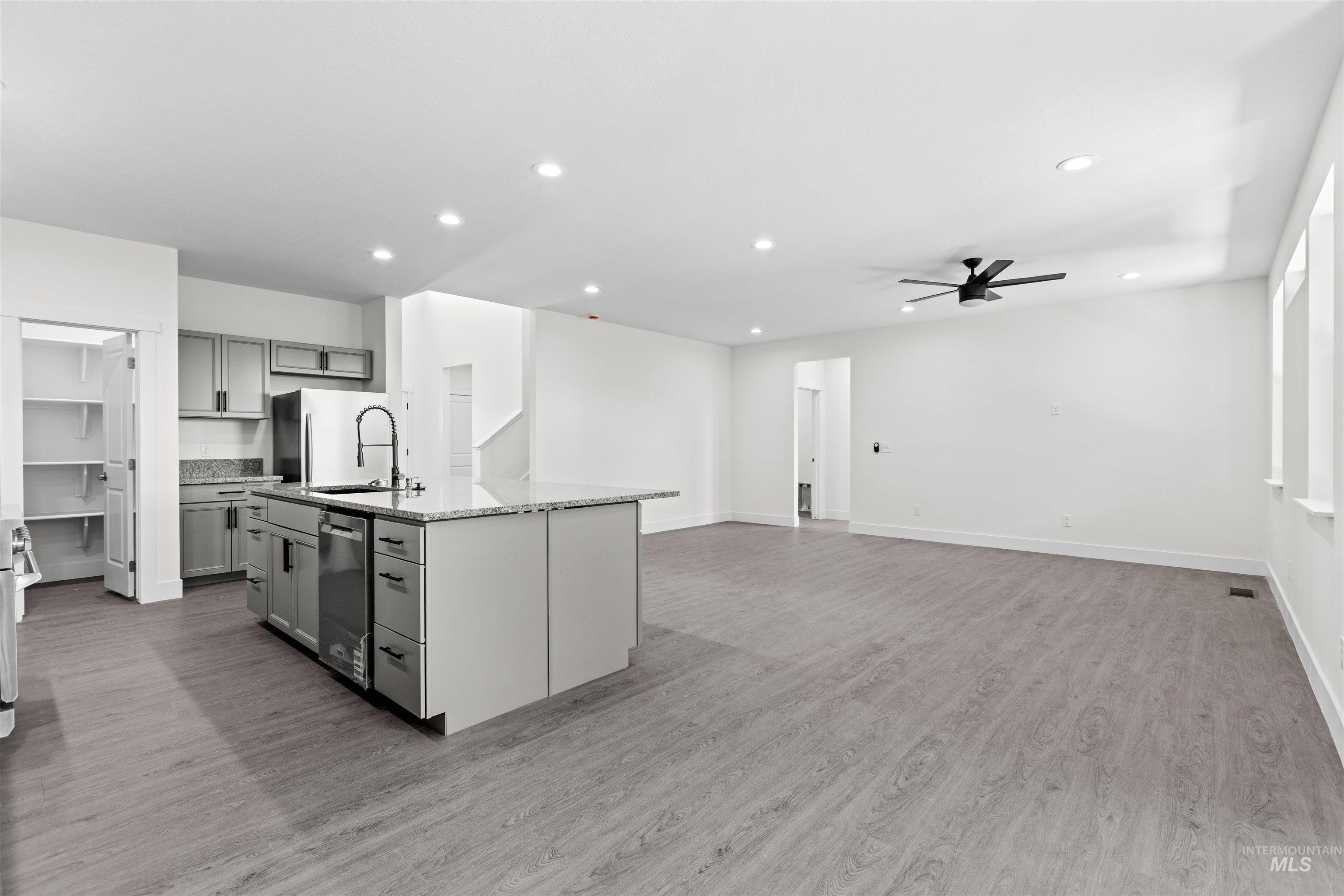 1207 W Blaine Ave Property Photo 15