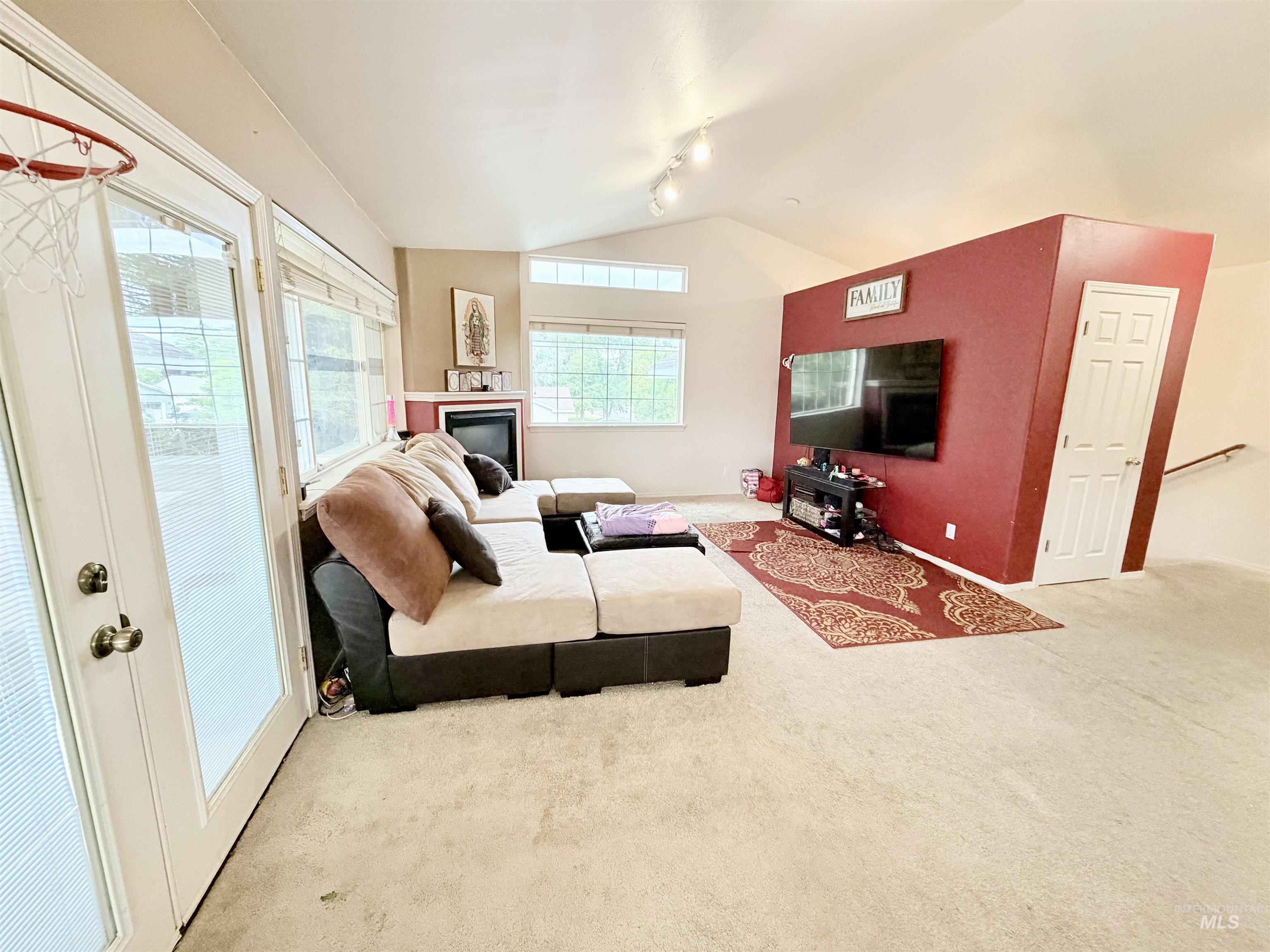 101 Jasper Dr Property Photo 3
