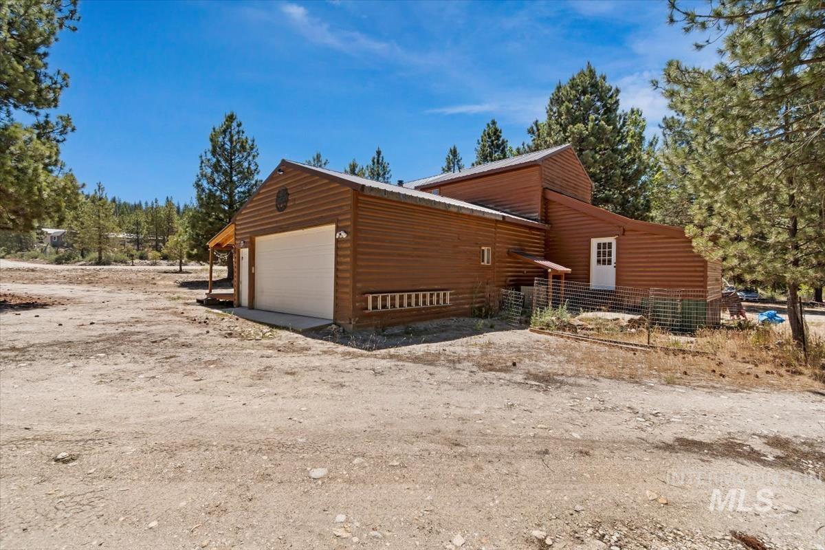 417 Elk Creek Rd Property Photo 4
