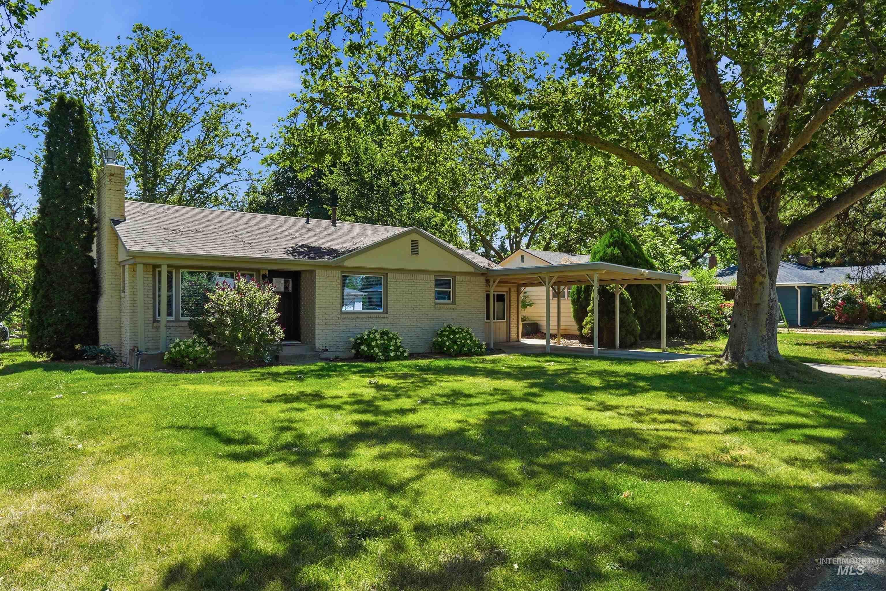 1814 N Amber St Property Photo 1