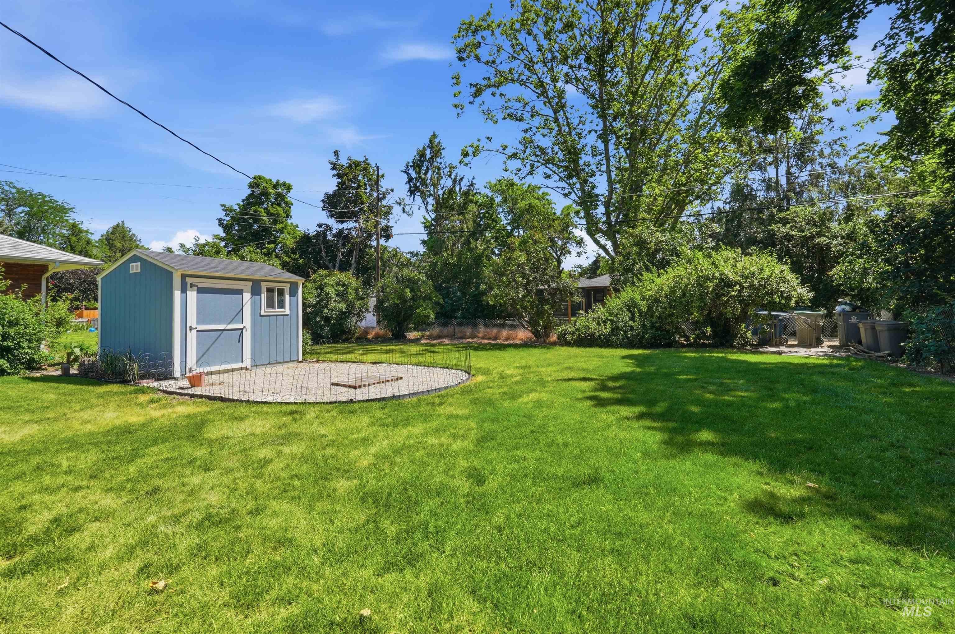 1814 N Amber St Property Photo 21