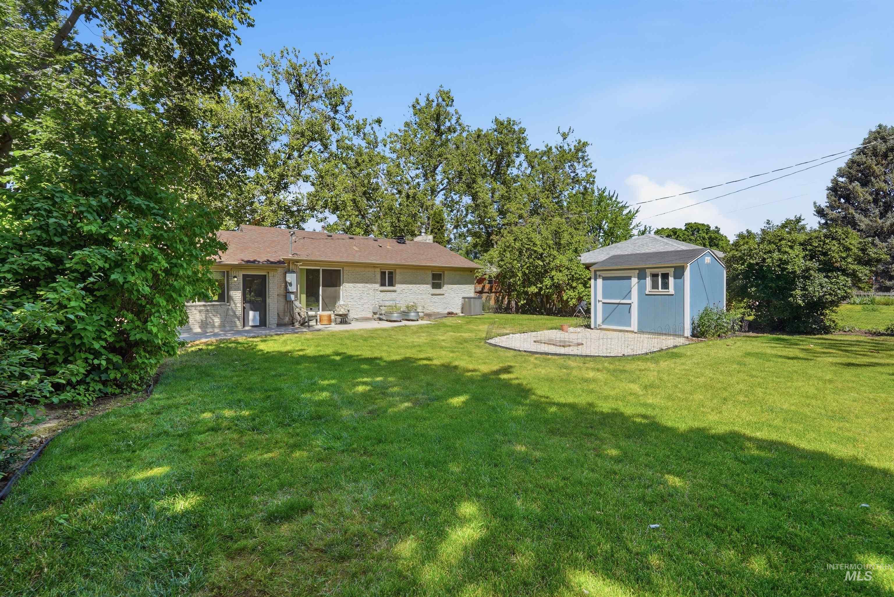 1814 N Amber St Property Photo 22